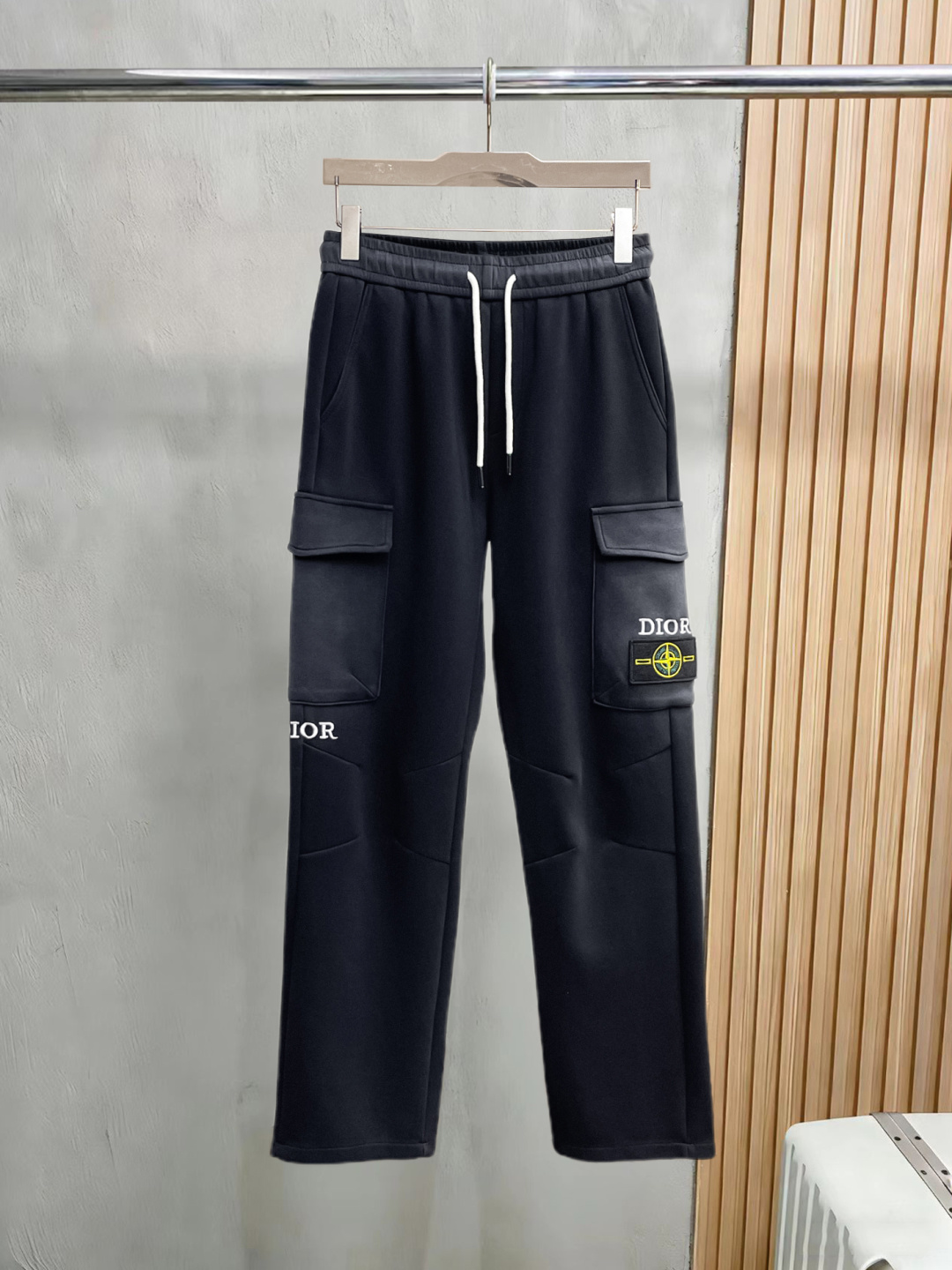 NO:830423,Dior's 2026 spring new trousers and casual pants are on sale simultaneously on the official website. The brand's classic LOGO casual pants are made of customized fabrics with excellent comfort and strong touch. Highly recognizable and perfect in appearance and craftsmanship. Sizes M-3XL, dior,19860909迪奥 2026春季新款长裤休闲裤官网同步发售.品牌经典LOGO休闲裤 ,定制面料,舒适度极好,手触感强烈.辨识度极高,完美品相工艺. 尺码M-3XL,,dior,,Men's clothing