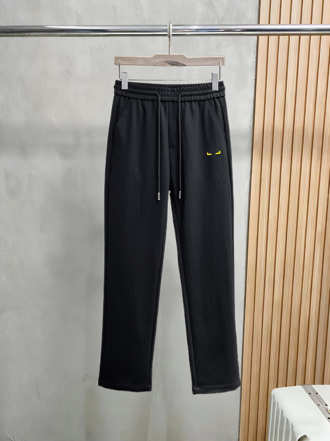 NO:830414,Fendi's 2026 spring new trousers and casual pants are on sale simultaneously on the official website. The brand's classic LOGO casual pants are made of customized fabrics with excellent comfort and strong touch. Highly recognizable and perfect in appearance and craftsmanship. Sizes M-3XL,,fendi,19860909芬迪 2026春季新款长裤休闲裤官网同步发售.品牌经典LOGO休闲裤 ,定制面料,舒适度极好,手触感强烈.辨识度极高,完美品相工艺. 尺码M-3XL,,fendi,,Men's clothing