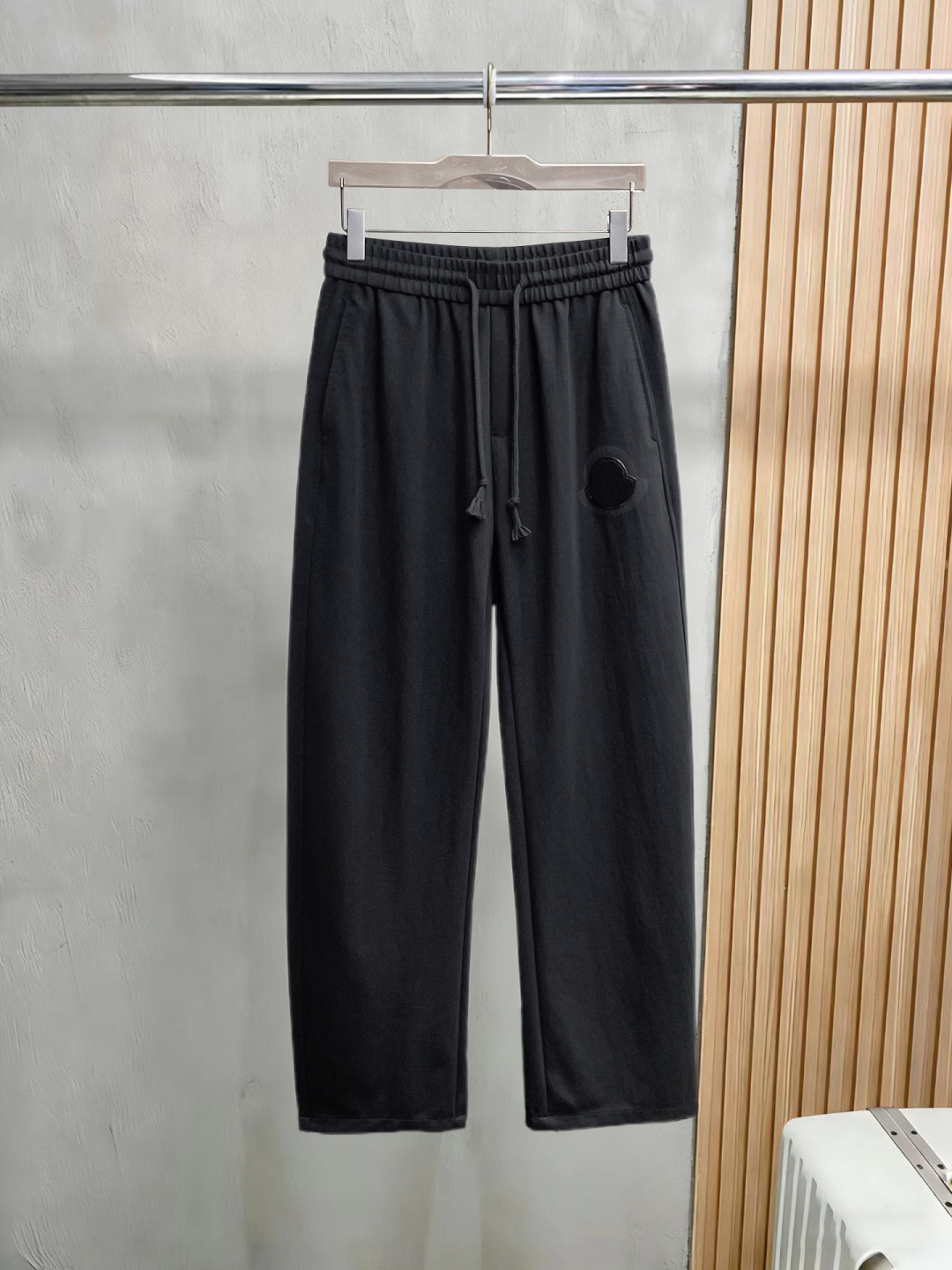 NO:830404,Mengkou's 2026 spring new trousers and casual pants are on sale simultaneously on the official website. The brand's classic LOGO casual pants are made of customized fabrics with excellent comfort and strong touch. Highly recognizable and perfect in appearance and craftsmanship. Sizes M-3XL, Moncler,19860909蒙口 2026春季新款长裤休闲裤 官网同步发售.品牌经典LOGO休闲裤 ,定制面料,舒适度极好,手触感强烈.辨识度极高,完美品相工艺. 尺码M-3XL,,Moncler,,Men's clothing