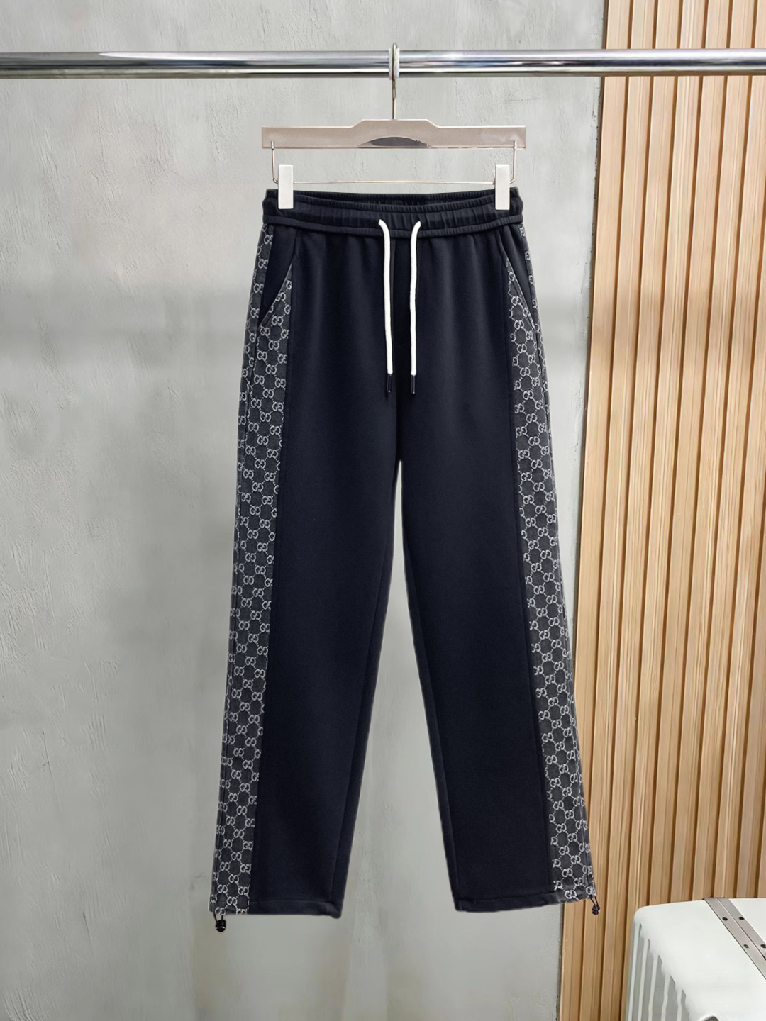 NO:830392,Gucci's 2026 spring new trousers and casual pants are on sale simultaneously on the official website. The brand's classic LOGO casual pants are made of customized fabrics with excellent comfort and strong touch. Highly recognizable and perfect in appearance and craftsmanship. Sizes M-3XL,,19860909古奇 2026春季新款长裤休闲裤官网同步发售.品牌经典LOGO休闲裤 ,定制面料,舒适度极好,手触感强烈.辨识度极高,完美品相工艺. 尺码M-3XL,,,Men's clothing