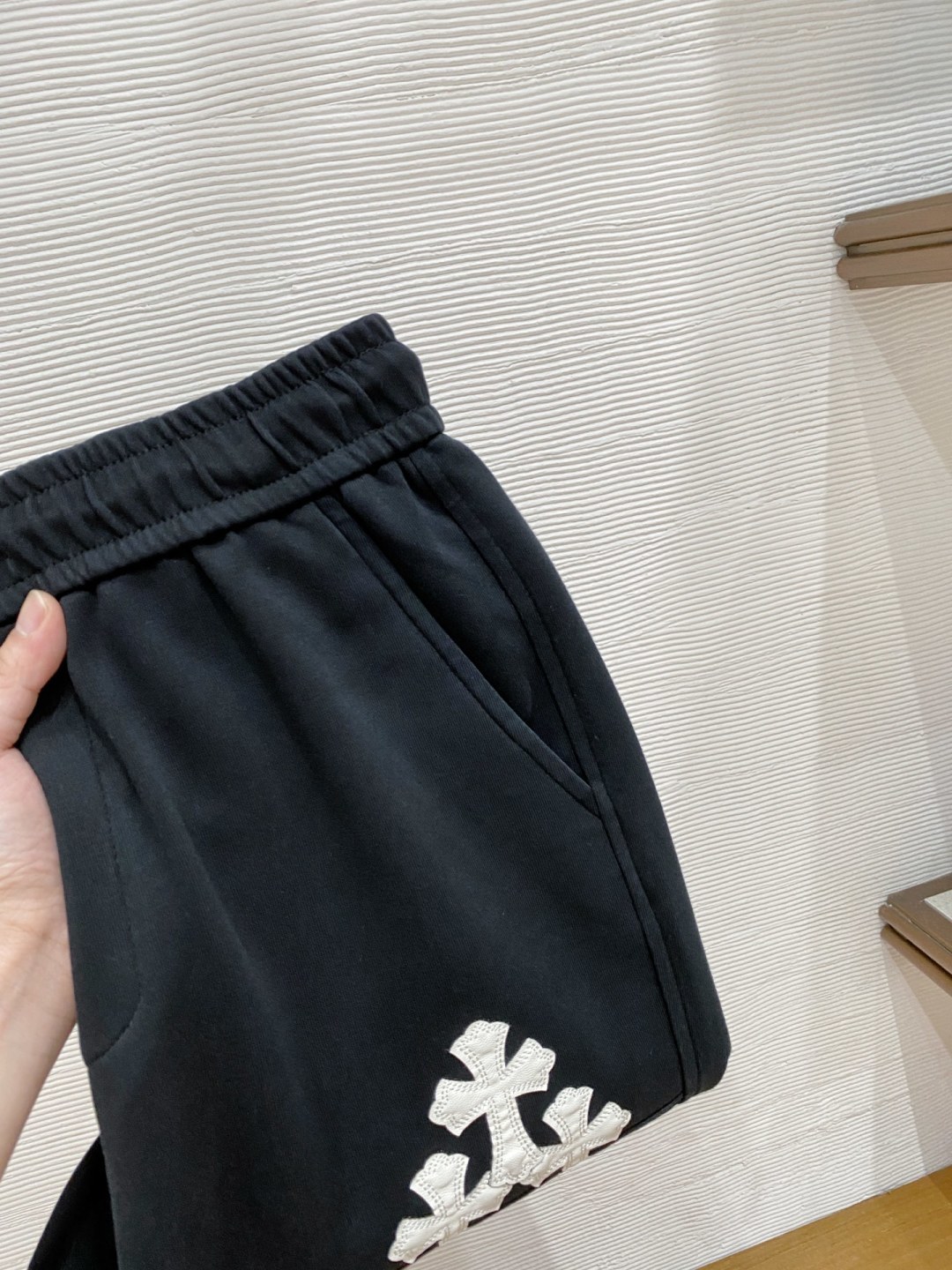 NO:834406,Chrome Hearts' 2026 spring new trousers and casual pants are on sale simultaneously on the official website. The brand's classic LOGO casual pants are made of customized fabrics with excellent comfort and strong touch. Highly recognizable and perfect in appearance and craftsmanship. Sizes M-3XL,,chrome hearts,19860909克罗心 2026春季新款长裤休闲裤官网同步发售.品牌经典LOGO休闲裤 ,定制面料,舒适度极好,手触感强烈.辨识度极高,完美品相工艺. 尺码M-3XL,,chrome hearts,,Men's clothing