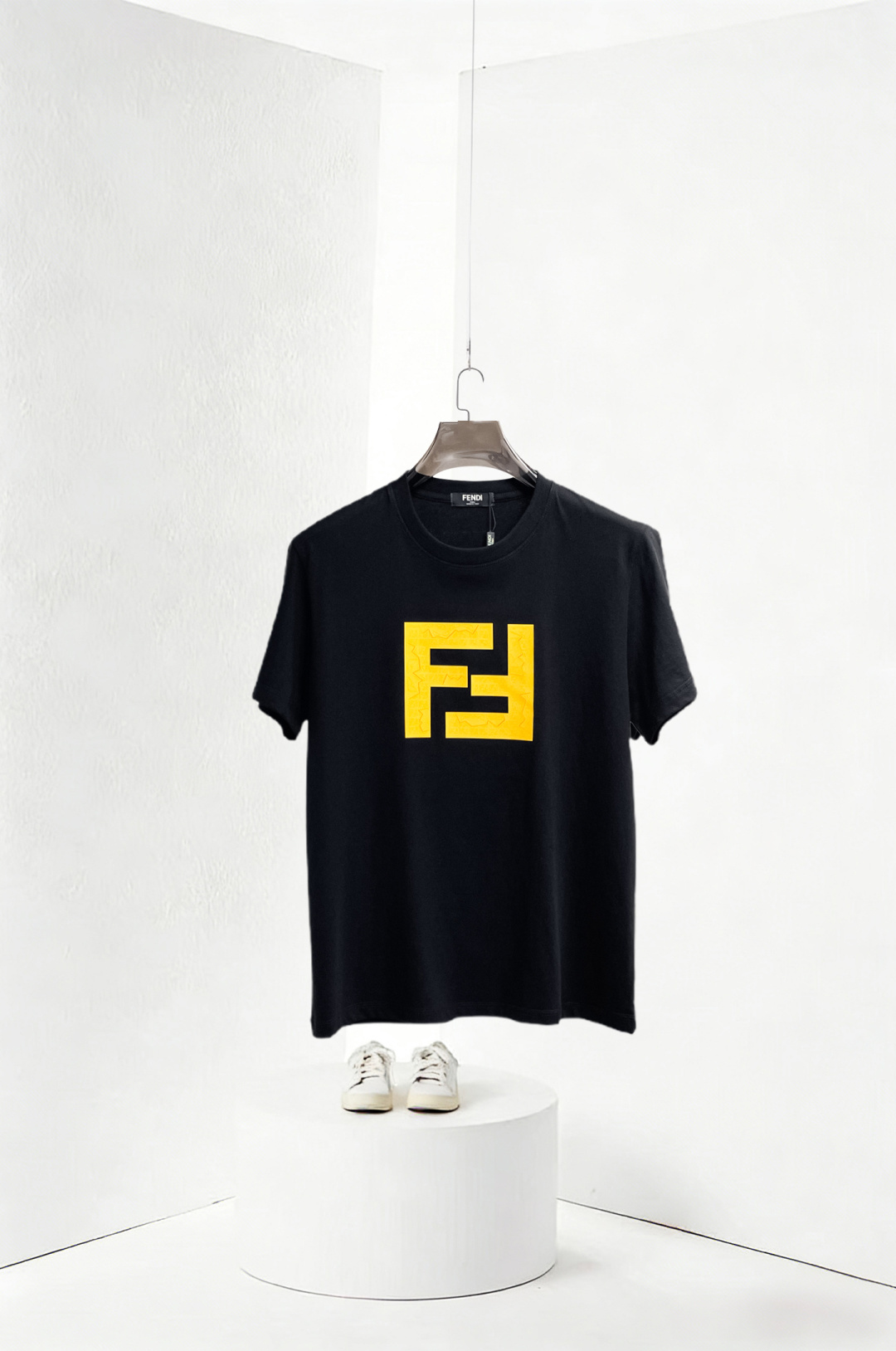 NO:838835,Fendi has all three labels. The latest 2026 summer short-sleeved short sleeves are available at the counter. The original order is very good. Fashionable imported original technical fabrics. The upper body is comfortable and breathable. Original customized hardware accessories. The upper body is handsome and stylish. All three labels are complete. Recommended model. Very high grade. Purchasing code number is L-4XL. Maximum wear is 195 pounds. Fendi, T-shirt.19860909芬迪三标齐全. 2026夏季新款最新品短袖,专柜同步有售,原单狠货,时尚进口原版科技面料,上身舒适透气,原版定制五金辅料,上身帅气有型,三标齐全,推荐款,档次极高,代购级码数L-4XL,最大穿195斤,,fendi,T-shirt,,Men's clothing