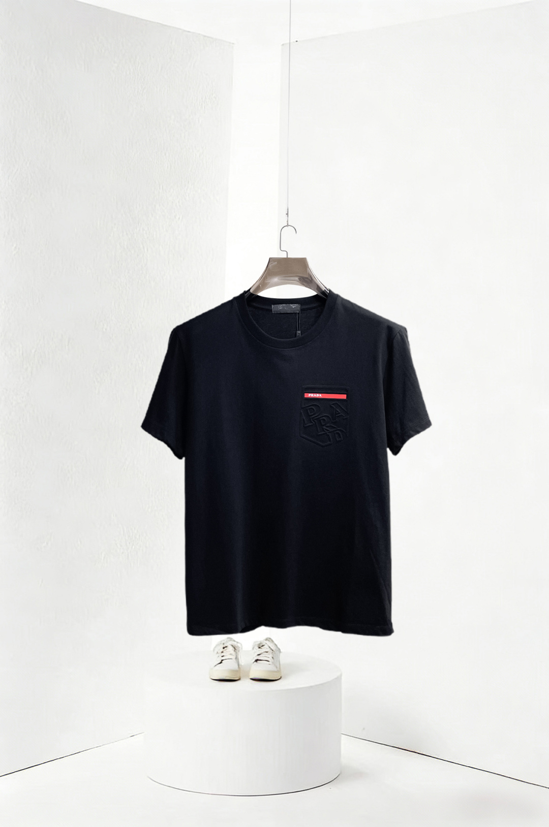 NO:838833,Prada has all three standards. The latest 2026 summer short-sleeved short sleeves are available at the counter. Original goods, fashionable imported original technical fabrics, comfortable and breathable upper body, original customized hardware accessories, handsome and stylish upper body, complete with three standards, recommended style, extremely high grade, purchasing code number L-4XL, maximum wearing capacity is 195 catties,, prada, T-shirt,19860909普拉达三标齐全. 2026夏季新款最新品短袖,专柜同步有售,原单狠货,时尚进口原版科技面料,上身舒适透气,原版定制五金辅料,上身帅气有型,三标齐全,推荐款,档次极高,代购级码数L-4XL,最大穿195斤,,prada,T-shirt,,Men's clothing