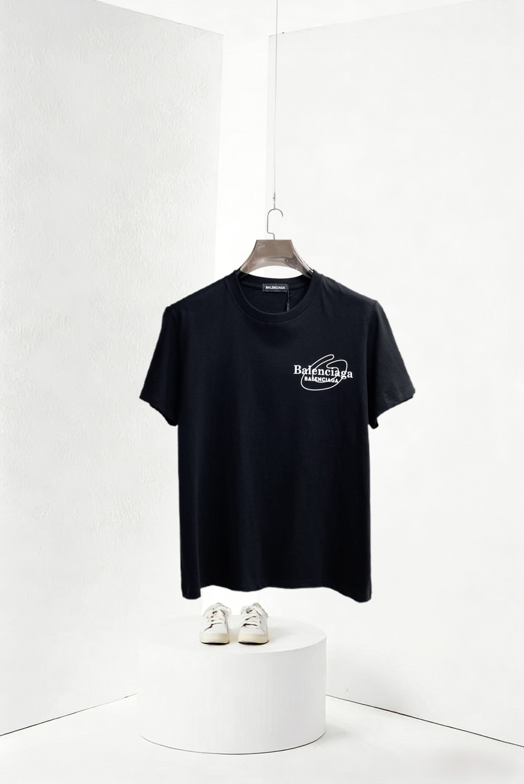 NO:838822,Balenciaga has all three standards. The latest 2026 summer short-sleeves are available at the counter. The original order is very good. Fashionable original imported technical fabrics. The upper body is comfortable and breathable. The original customized hardware accessories. The upper body is handsome and stylish. The three standards are complete. Recommended model. The grade is very high. The purchasing code number is L-4XL. The maximum wearing capacity is 195 catties., balenciaga, T-shirt,19860909巴黎世家三标齐全. 2026夏季新款最新品短袖,专柜同步有售,原单狠货,时尚进口原版科技面料,上身舒适透气,原版定制五金辅料,上身帅气有型,三标齐全,推荐款,档次极高,代购级码数L-4XL,最大穿195斤,,balenciaga,T-shirt,,Men's clothing