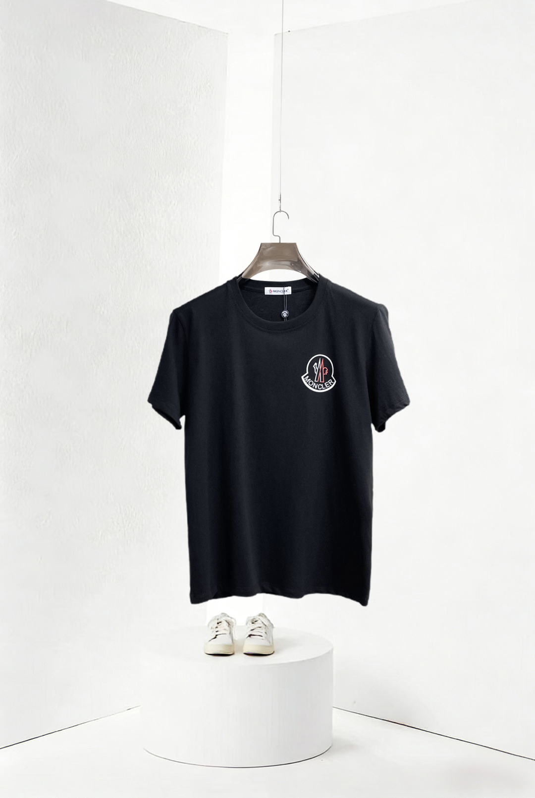 NO:838817,The latest 2026 summer short-sleeved short sleeves are available at the counter. The original order is very good. Fashionable imported original technical fabrics. The upper body is comfortable and breathable. The original customized hardware accessories. The upper body is handsome and stylish. The three labels are complete. Recommended model. The grade is very high. The purchasing code number is L-4XL. The maximum wearing capacity is 195 pounds. Moncler T-shirt.19860909蒙口三标齐全. 2026夏季新款最新品短袖,专柜同步有售,原单狠货,时尚进口原版科技面料,上身舒适透气,原版定制五金辅料,上身帅气有型,三标齐全,推荐款,档次极高,代购级码数L-4XL,最大穿195斤,,Moncler,T-shirt,,Men's clothing