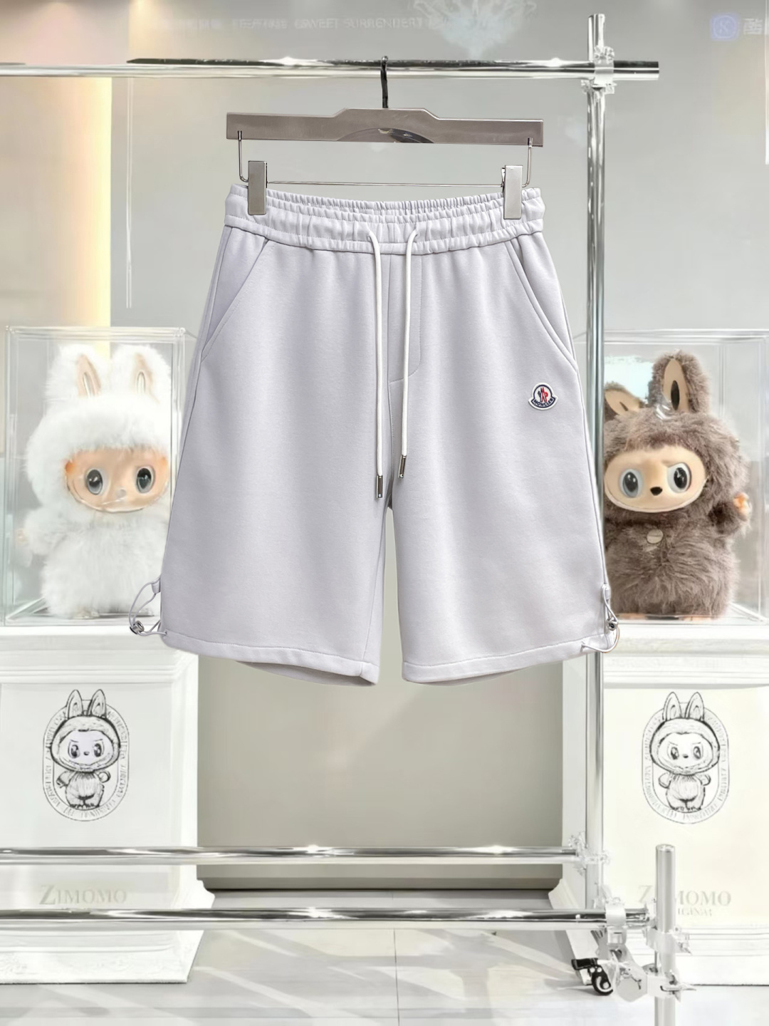 NO:838854,Mouth-mounted, complete with three standards, 2026 new summer men's casual shorts, advanced custom-made breathable fabrics, extremely breathable, elastic and comfortable, with impeccable details, top-grade accessories, original logo design concept, delicate and soft feel!  The upper body fit is awesome!  Sizes M-XXXL, please state your height and weight when ordering,,Moncler,shorts,19860909蒙口 三标齐全 2026夏季新款男士休闲短裤,高级定制面料透气面料 透气弹力舒适度极高,细节无可挑剔,顶级辅料配备,原版logo设计理念,手感细腻柔软！上身版型超赞！尺码M-XXXL下单报身高体重,,Moncler,shorts,,Men's clothing