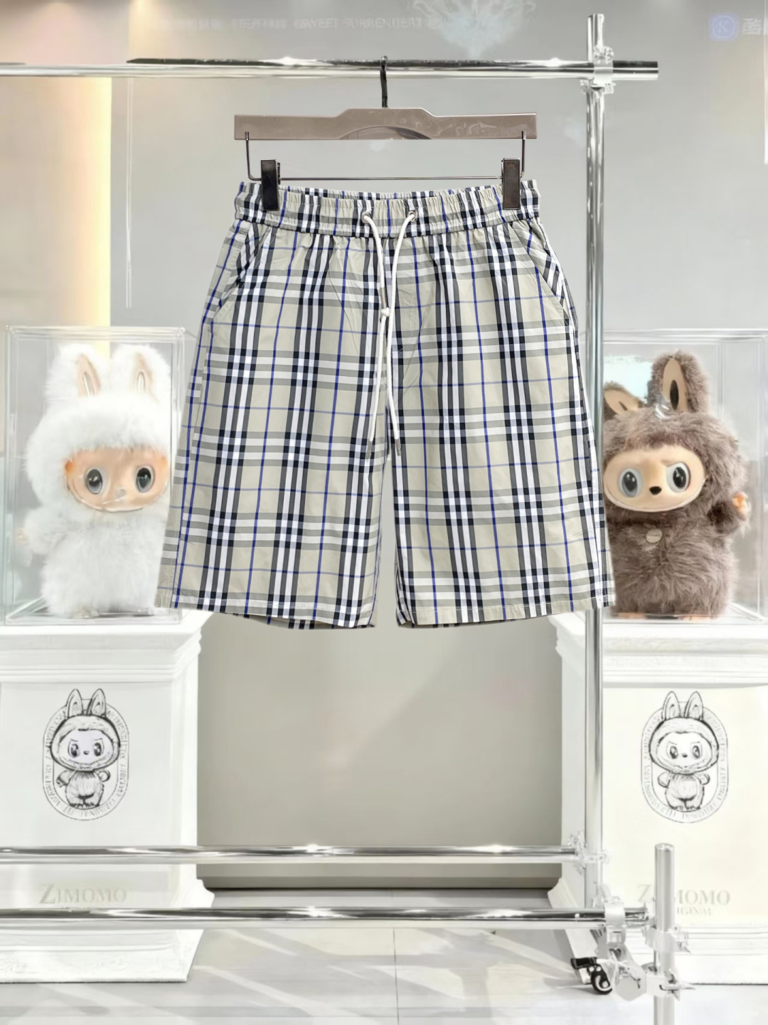 NO:838882,Burberry has all three labels. The latest 2026 summer shorts, available at counters, original goods, fashionable imported original technical fabrics, comfortable and breathable upper body, original customized hardware accessories, handsome and stylish upper body, complete with three labels, recommended style, extremely high grade, purchasing code number L-4XL, maximum wearing capacity is 195 catties,, burberry, shorts,19860909巴宝莉三标齐全. 2026夏季新款最新品短裤,专柜同步有售,原单狠货,时尚进口原版科技面料,上身舒适透气,原版定制五金辅料,上身帅气有型,三标齐全,推荐款,档次极高,代购级码数L-4XL,最大穿195斤,,burberry,shorts,,Men's clothing
