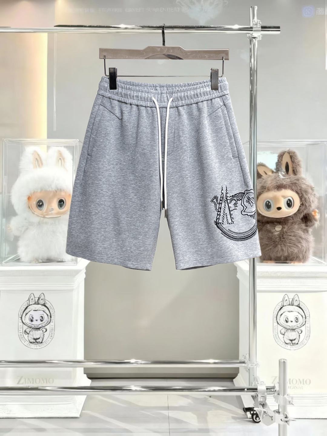 NO:838863,The latest 2026 summer shorts are available at the counter. The original goods are made from fashionable imported original technical fabrics. The upper body is comfortable and breathable. The original customized hardware accessories make the upper body handsome and stylish. The three standards are complete. Recommended model. The grade is very high. The purchasing code number is L-4XL. The maximum wearing capacity is 195 pounds. Moncler shorts.19860909蒙口三标齐全. 2026夏季新款最新品短裤,专柜同步有售,原单狠货,时尚进口原版科技面料,上身舒适透气,原版定制五金辅料,上身帅气有型,三标齐全,推荐款,档次极高,代购级码数L-4XL,最大穿195斤,,Moncler,shorts,,Men's clothing