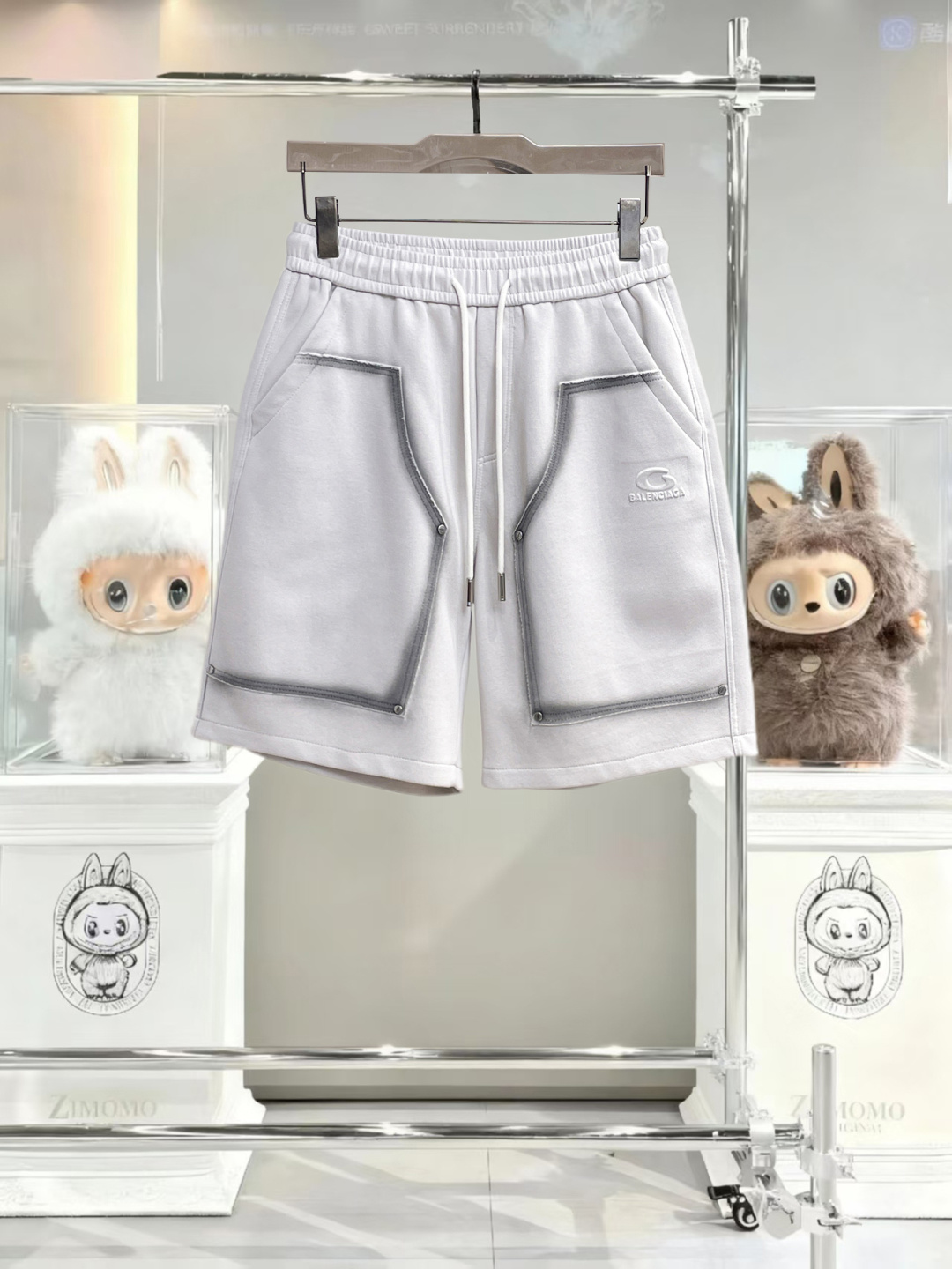 NO:838855,Balenciaga has all three standards. The latest 2026 summer shorts are available at the counter. The original order is very good. Fashionable imported original technical fabrics. The upper body is comfortable and breathable. The original customized hardware accessories. The upper body is handsome and stylish. All three standards are complete. Recommended model. The grade is very high. The purchasing code number is L-4XL. The maximum wearing capacity is 195 catties., balenciaga, shorts,19860909巴黎世家三标齐全. 2026夏季新款最新品短裤,专柜同步有售,原单狠货,时尚进口原版科技面料,上身舒适透气,原版定制五金辅料,上身帅气有型,三标齐全,推荐款,档次极高,代购级码数L-4XL,最大穿195斤,,balenciaga,shorts,,Men's clothing