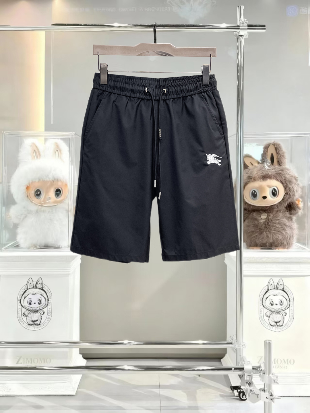 NO:838844,Burberry's 2026 new summer men's casual shorts with three complete standards, advanced custom-made breathable fabrics, extremely breathable, elastic and comfortable, impeccable details, top-grade accessories, original logo design concept, delicate and soft feel!  The upper body fit is awesome!  Sizes M-XXXL, please state your height and weight when ordering, burberry, shorts,19860909巴宝莉三标齐全 2026夏季新款男士休闲短裤,高级定制面料透气面料 透气弹力舒适度极高,细节无可挑剔,顶级辅料配备,原版logo设计理念,手感细腻柔软！上身版型超赞！尺码M-XXXL下单报身高体重,,burberry,shorts,,Men's clothing