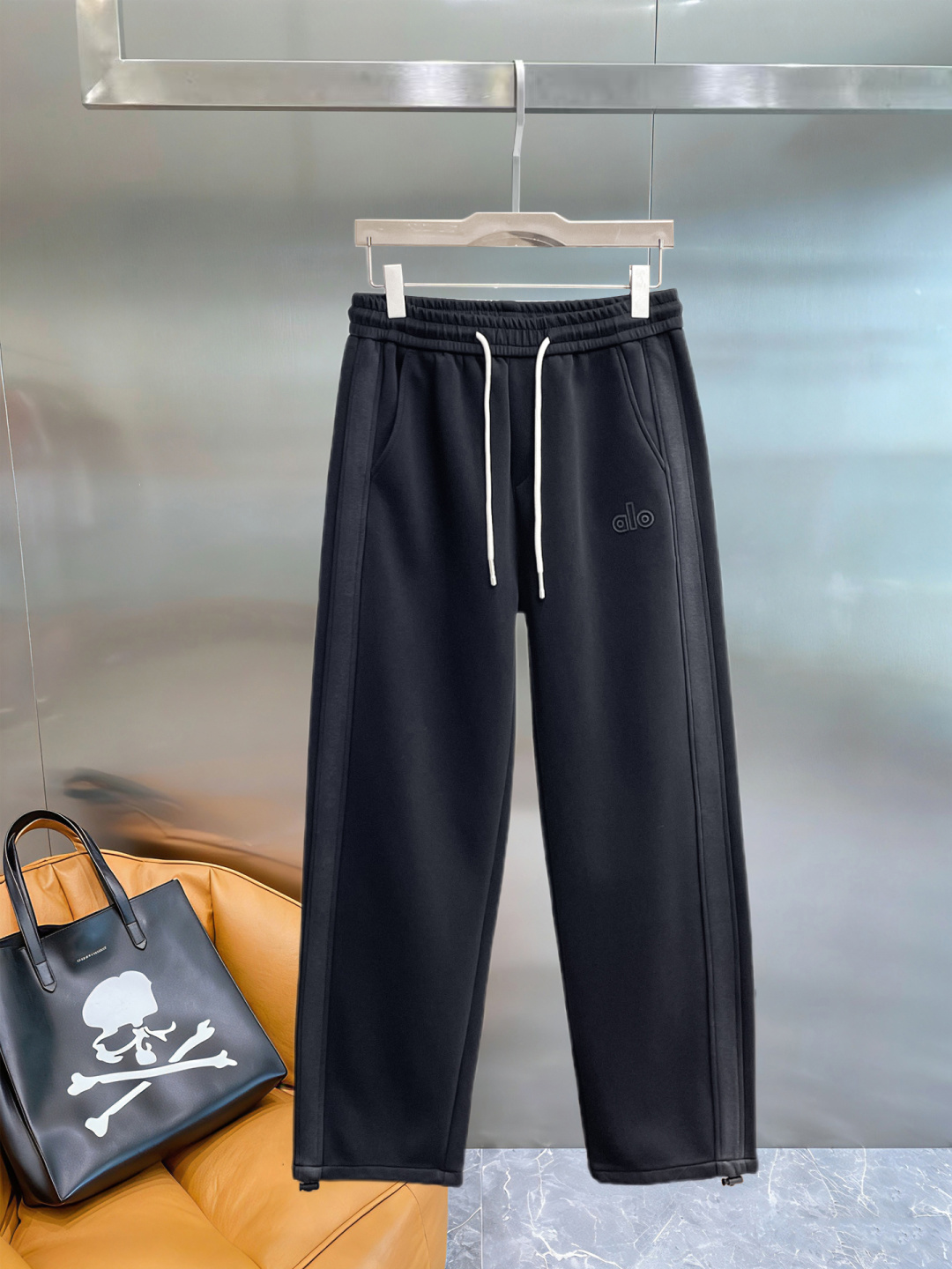 NO:843413,alo 2026 spring new trousers and casual trousers are on sale simultaneously on the official website. The brand's classic LOGO casual trousers, customized fabrics, are extremely comfortable and have a strong touch. Highly recognizable, with perfect appearance and craftsmanship. Sizes M-3XL,,19860909alo 2026春季新款长裤休闲裤 官网同步发售.品牌经典LOGO休闲裤 ,定制面料,舒适度极好,手触感强烈.辨识度极高,完美品相工艺. 尺码M-3XL,,,Men's clothing