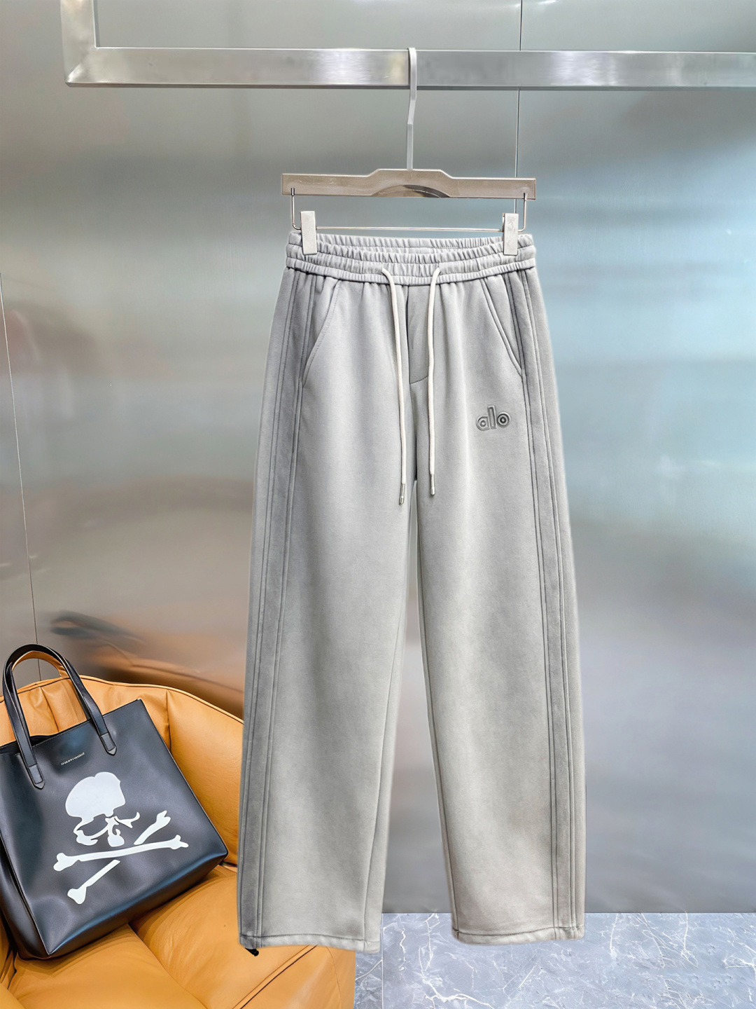 NO:843407,alo's 2026 spring new trousers and casual pants are on sale simultaneously on the official website. The brand's classic LOGO casual pants are made of customized fabrics with excellent comfort and strong touch. Highly recognizable and perfect in appearance and craftsmanship. Sizes M-3XL,,19860909alo 2026春季新款长裤休闲裤官网同步发售.品牌经典LOGO休闲裤 ,定制面料,舒适度极好,手触感强烈.辨识度极高,完美品相工艺. 尺码M-3XL,,,Men's clothing