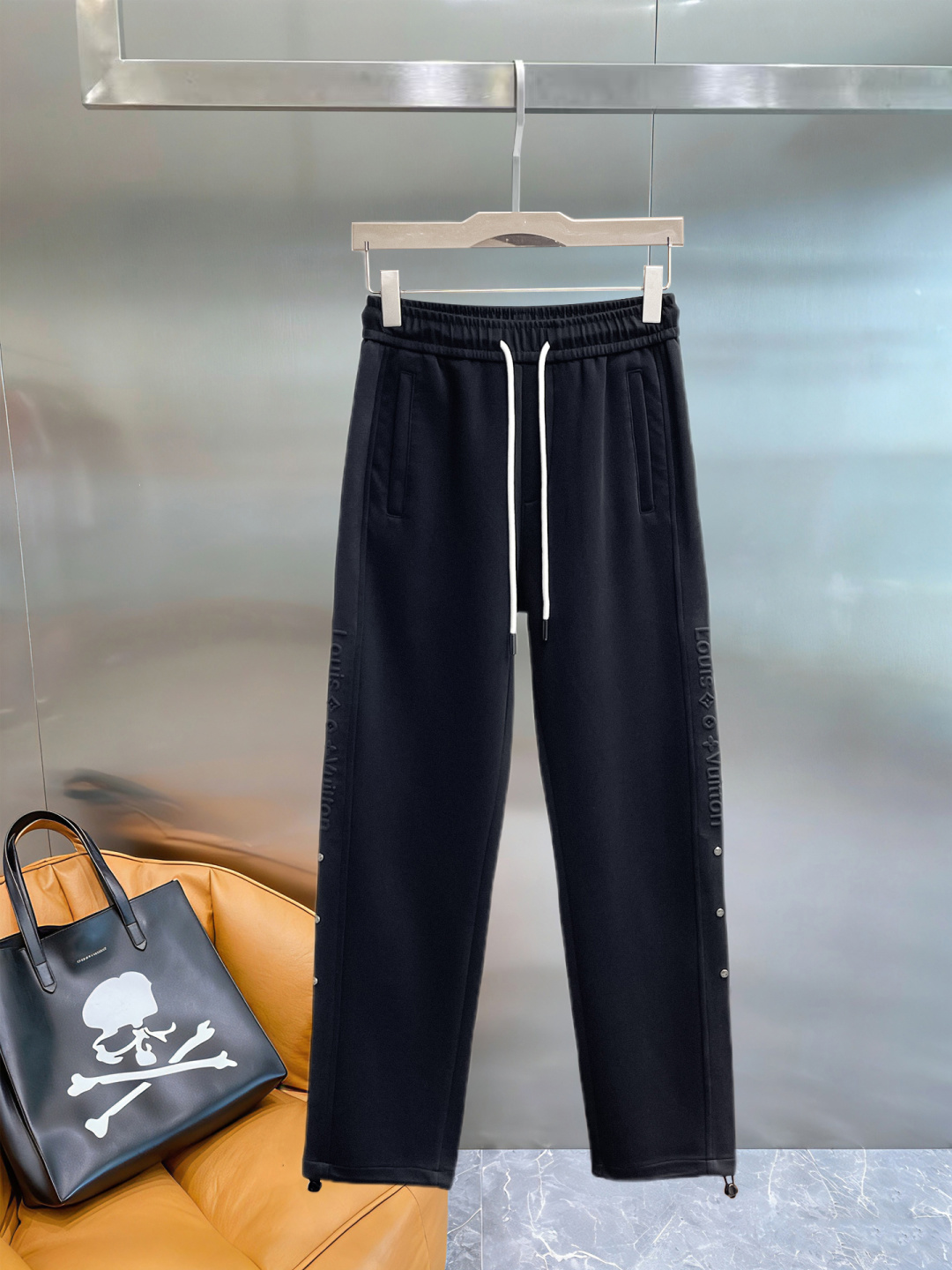 NO:843401,LV 2026 spring new trousers and casual trousers are on sale simultaneously on the official website. The brand's classic LOGO casual trousers, customized fabrics, are extremely comfortable and have a strong touch. Highly recognizable, with perfect appearance and craftsmanship. Sizes M-3XL, Louis Vuitton,19860909LV  2026春季新款长裤休闲裤官网同步发售.品牌经典LOGO休闲裤 ,定制面料,舒适度极好,手触感强烈.辨识度极高,完美品相工艺. 尺码M-3XL,,louis vuitton,,Men's clothing