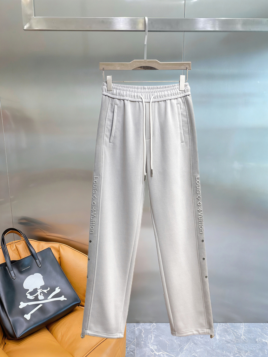 NO:843395,LV 2026 spring new trousers and casual trousers are on sale simultaneously on the official website. The brand's classic LOGO casual trousers, customized fabrics, are extremely comfortable and have a strong touch. Highly recognizable, with perfect appearance and craftsmanship. Sizes M-3XL, Louis Vuitton,19860909LV 2026春季新款长裤休闲裤官网同步发售.品牌经典LOGO休闲裤 ,定制面料,舒适度极好,手触感强烈.辨识度极高,完美品相工艺. 尺码M-3XL,,louis vuitton,,Men's clothing
