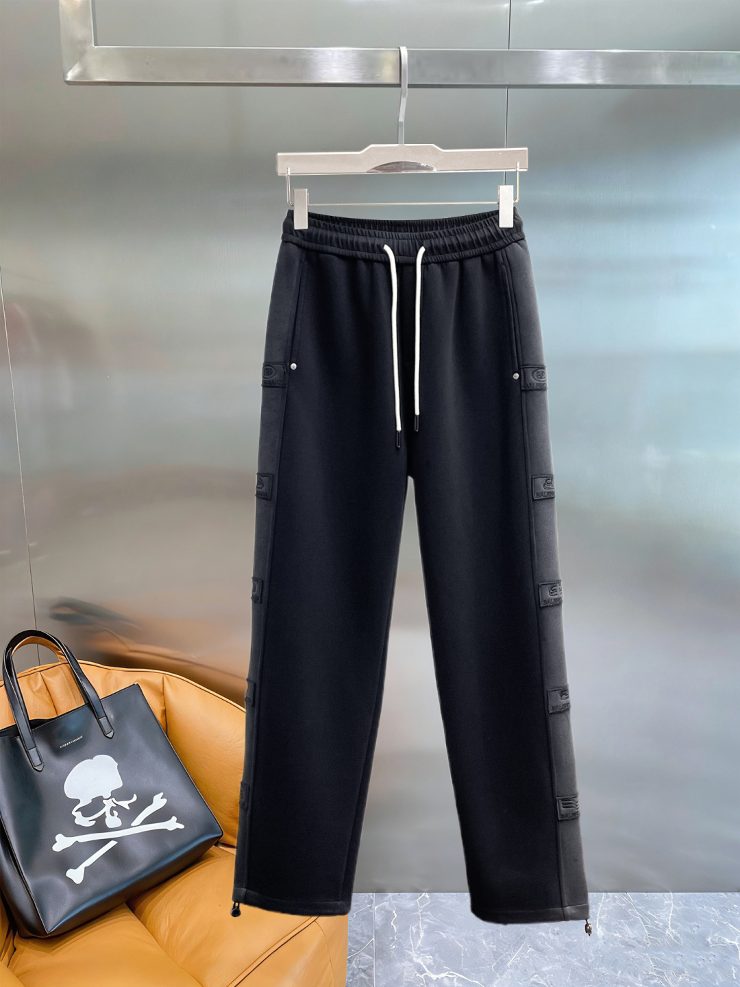 NO:843389,Balenciaga's 2026 spring new trousers and casual trousers are on sale simultaneously on the official website. The brand's classic LOGO casual trousers, customized fabrics, are extremely comfortable and have a strong touch. Highly recognizable, with perfect appearance and craftsmanship. Sizes M-3XL, balenciaga,19860909巴黎世家 2026春季新款长裤休闲裤 官网同步发售.品牌经典LOGO休闲裤 ,定制面料,舒适度极好,手触感强烈.辨识度极高,完美品相工艺. 尺码M-3XL,,balenciaga,,Men's clothing