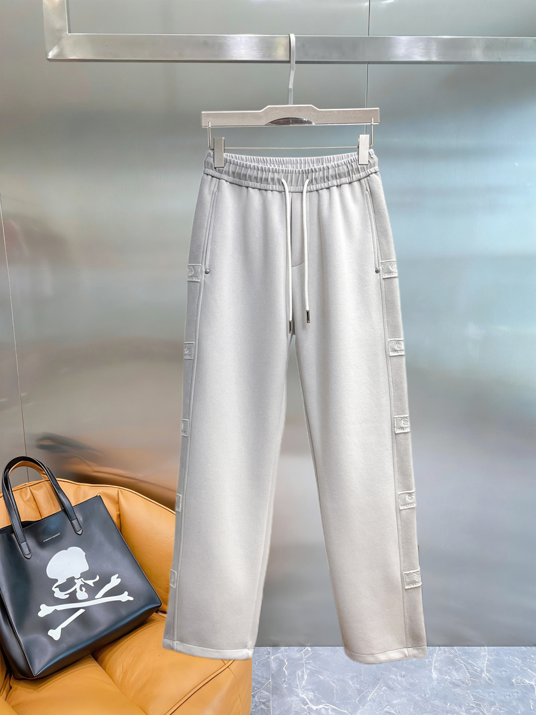 NO:843439,Balenciaga's 2026 spring new trousers and casual pants are on sale simultaneously on the official website. The brand's classic LOGO casual pants are made of customized fabrics with excellent comfort and strong touch. Highly recognizable and perfect in appearance and craftsmanship. Sizes M-3XL, balenciaga,19860909巴黎世家 2026春季新款长裤休闲裤官网同步发售. 品牌经典LOGO休闲裤 ,定制面料,舒适度极好,手触感强烈.辨识度极高,完美品相工艺. 尺码M-3XL,,balenciaga,,Men's clothing
