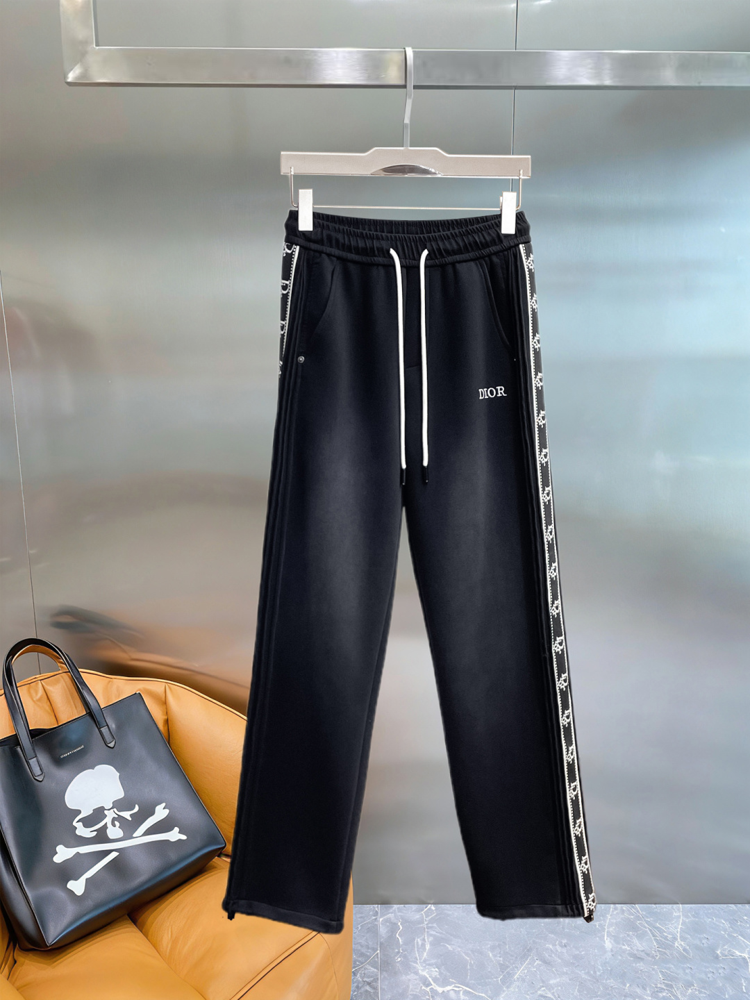 NO:843434,Dior's 2026 spring new trousers and casual trousers are on sale simultaneously on the official website. The brand's classic LOGO casual trousers, customized fabrics, are extremely comfortable and have a strong touch. Highly recognizable, with perfect appearance and craftsmanship. Sizes M-3XL, dior,19860909迪奥 2026春季新款长裤休闲裤 官网同步发售.品牌经典LOGO休闲裤 ,定制面料,舒适度极好,手触感强烈.辨识度极高,完美品相工艺. 尺码M-3XL,,dior,,Men's clothing