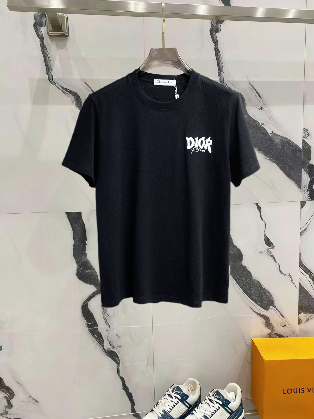 NO:841611,Dior has all three labels. The latest 2026 summer short-sleeved short sleeves are available at the counter. Original goods, fashionable imported original technical fabrics, comfortable and breathable upper body, original customized hardware accessories, handsome and stylish upper body, complete with three labels, recommended model, very high grade, purchasing code number L-4XL, maximum wearing capacity is 195 catties, dior, T-shirt,19860909迪奥三标齐全. 2026夏季新款最新品短袖,专柜同步有售,原单狠货,时尚进口原版科技面料,上身舒适透气,原版定制五金辅料,上身帅气有型,三标齐全,推荐款,档次极高,代购级码数L-4XL,最大穿195斤,,dior,T-shirt,,Men's clothing
