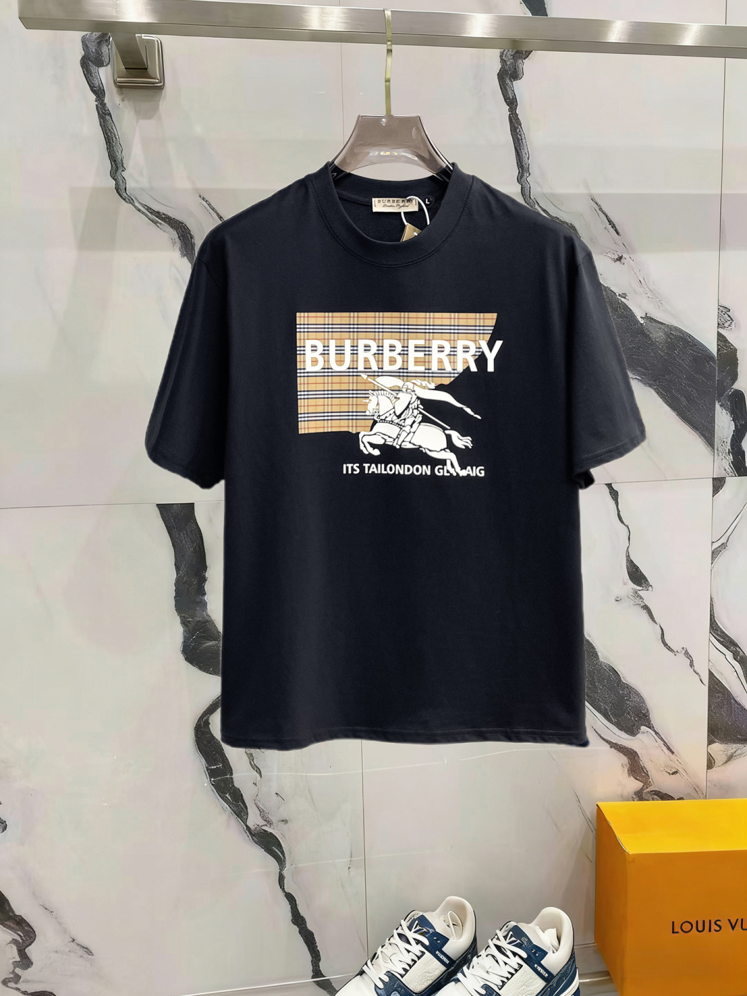 NO:841605,Burberry has all three labels. The latest 2026 summer short-sleeved short sleeves are available at the counter. Original goods, fashionable imported original technical fabrics, comfortable and breathable upper body, original customized hardware accessories, handsome and stylish upper body, complete with three labels, recommended style, extremely high grade, purchasing code number L-4XL, maximum wearing capacity is 195 catties,, burberry, T-shirt,19860909巴宝莉三标齐全. 2026夏季新款最新品短袖,专柜同步有售,原单狠货,时尚进口原版科技面料,上身舒适透气,原版定制五金辅料,上身帅气有型,三标齐全,推荐款,档次极高,代购级码数L-4XL,最大穿195斤,,burberry,T-shirt,,Men's clothing