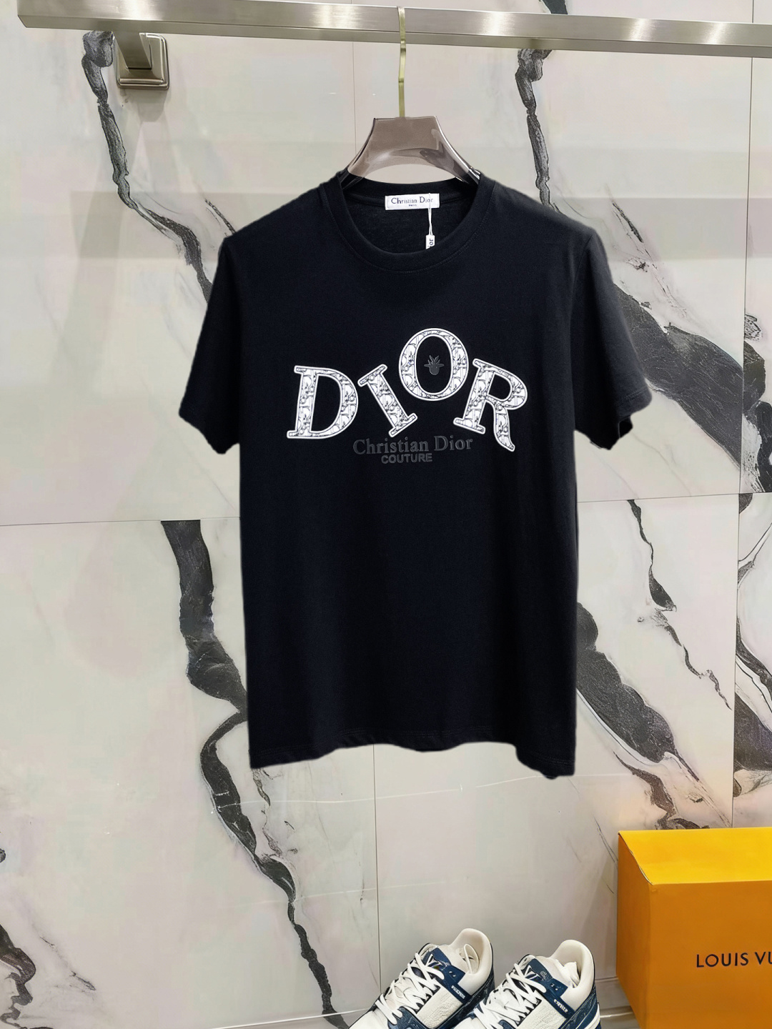NO:841599,Dior has all three labels. The latest 2026 summer short-sleeved short sleeves are available at the counter. Original goods, fashionable imported original technical fabrics, comfortable and breathable upper body, original customized hardware accessories, handsome and stylish upper body, complete with three labels, recommended model, very high grade, purchasing code number L-4XL, maximum wearing capacity is 195 catties, dior, T-shirt,19860909迪奥三标齐全. 2026夏季新款最新品短袖,专柜同步有售,原单狠货,时尚进口原版科技面料,上身舒适透气,原版定制五金辅料,上身帅气有型,三标齐全,推荐款,档次极高,代购级码数L-4XL,最大穿195斤,,dior,T-shirt,,Men's clothing