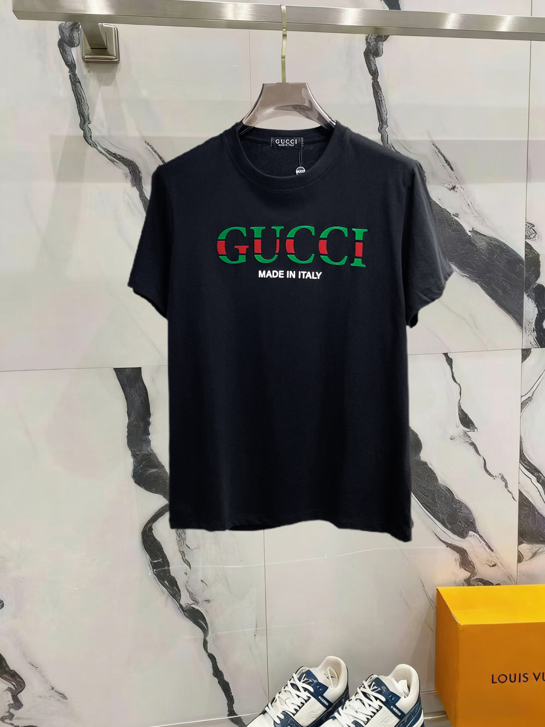 NO:841590,Gucci has all three labels. The latest 2026 summer short-sleeved short sleeves are available at the counter. The original order is very good. Fashionable original imported technical fabrics. The upper body is comfortable and breathable. Original customized hardware accessories. The upper body is handsome and stylish. All three labels are complete. Recommended model. The grade is very high. The purchasing code number is L-4XL. The maximum wearing capacity is 195 catties., gucci, T-shirt,19860909古驰三标齐全. 2026夏季新款最新品短袖,专柜同步有售,原单狠货,时尚进口原版科技面料,上身舒适透气,原版定制五金辅料,上身帅气有型,三标齐全,推荐款,档次极高,代购级码数L-4XL,最大穿195斤,,gucci,T-shirt,,Men's clothing