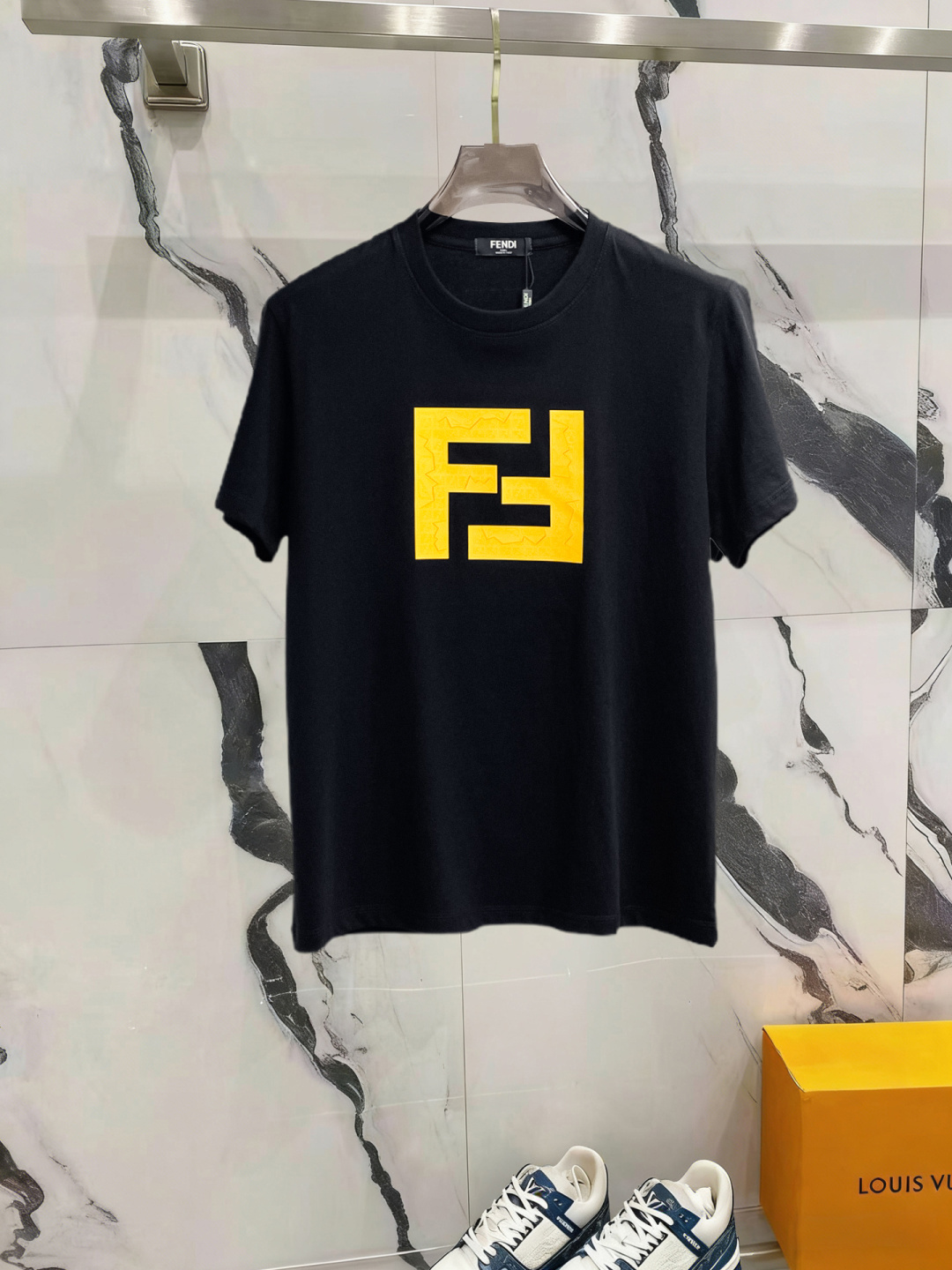 NO:841635,Fendi has all three labels. The latest 2026 summer short-sleeved short sleeves are available at the counter. The original order is very good. Fashionable imported original technical fabrics. The upper body is comfortable and breathable. Original customized hardware accessories. The upper body is handsome and stylish. All three labels are complete. Recommended model. Very high grade. Purchasing code number is L-4XL. Maximum wear is 195 pounds. Fendi, T-shirt.19860909芬迪三标齐全. 2026夏季新款最新品短袖,专柜同步有售,原单狠货,时尚进口原版科技面料,上身舒适透气,原版定制五金辅料,上身帅气有型,三标齐全,推荐款,档次极高,代购级码数L-4XL,最大穿195斤,,fendi,T-shirt,,Men's clothing