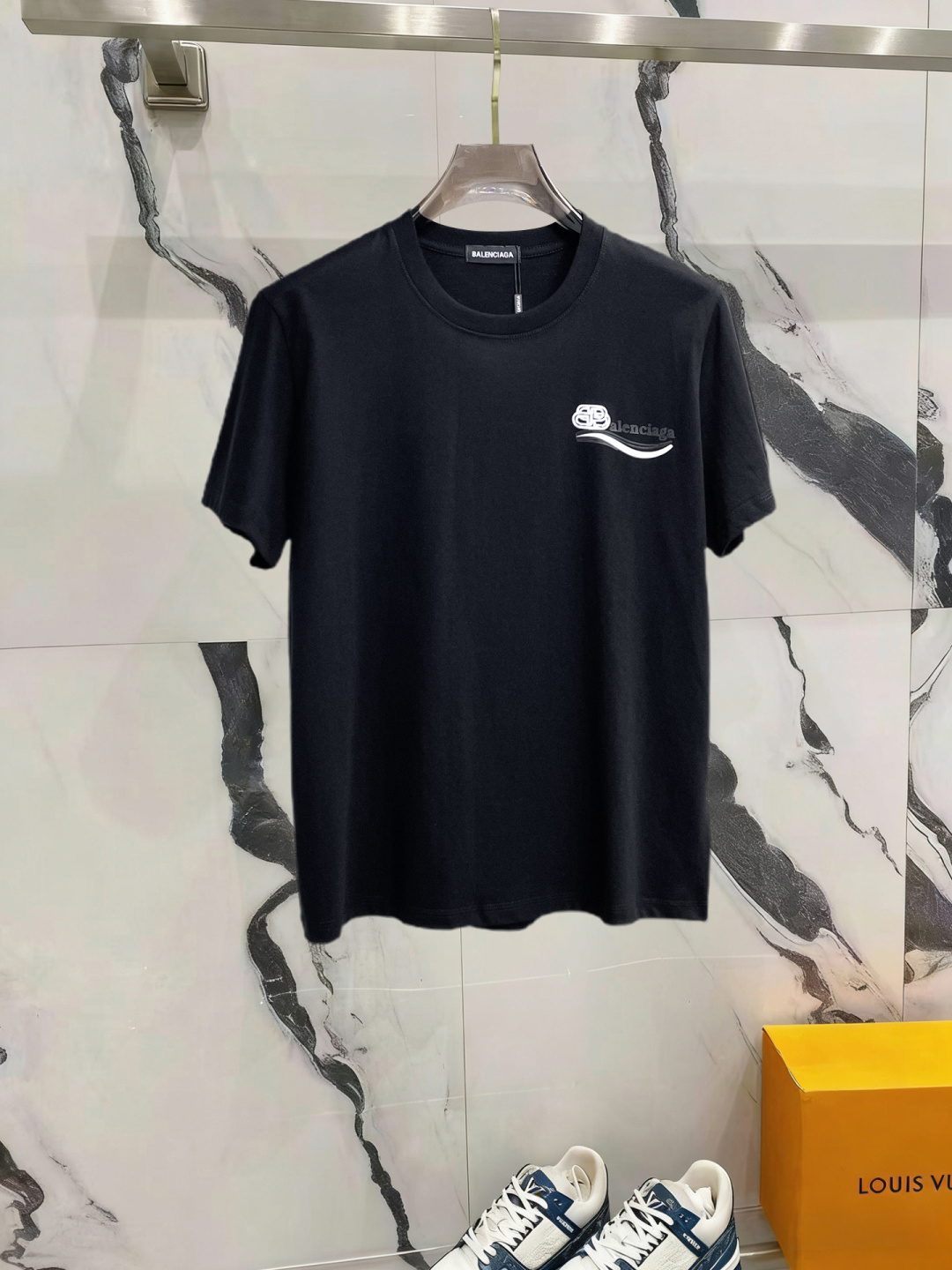 NO:841604,Balenciaga has all three standards. The latest 2026 summer short-sleeves are available at the counter. The original order is very good. Fashionable original imported technical fabrics. The upper body is comfortable and breathable. The original customized hardware accessories. The upper body is handsome and stylish. The three standards are complete. Recommended model. The grade is very high. The purchasing code number is L-4XL. The maximum wearing capacity is 195 catties., balenciaga, T-shirt,19860909巴黎世家三标齐全. 2026夏季新款最新品短袖,专柜同步有售,原单狠货,时尚进口原版科技面料,上身舒适透气,原版定制五金辅料,上身帅气有型,三标齐全,推荐款,档次极高,代购级码数L-4XL,最大穿195斤,,balenciaga,T-shirt,,Men's clothing