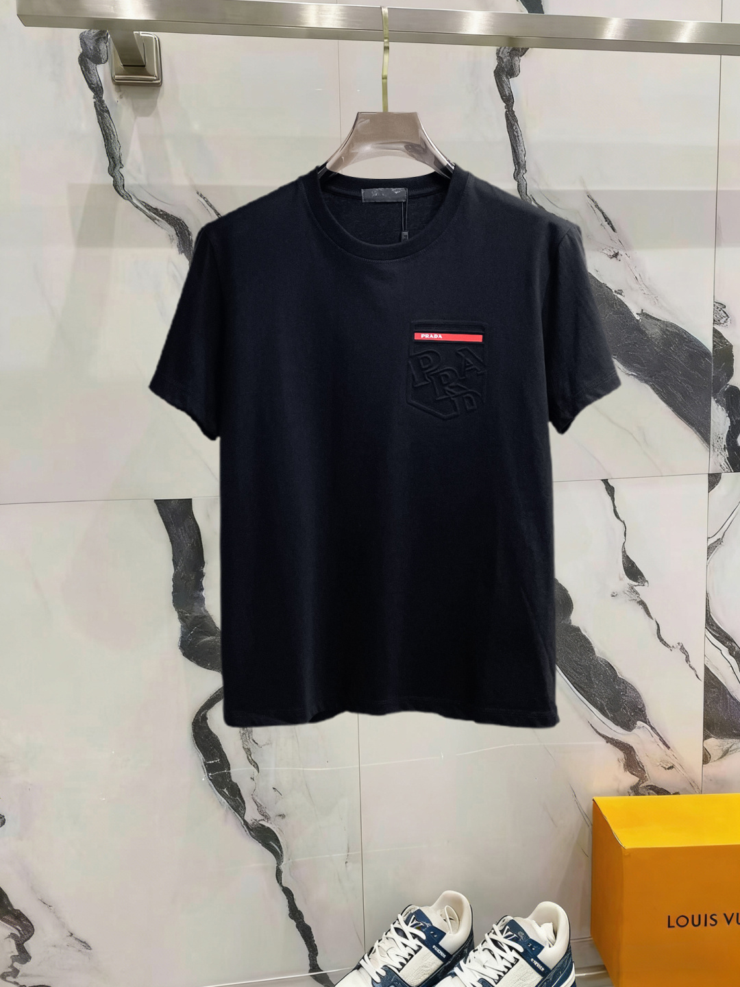 NO:841589,Prada has all three standards. The latest 2026 summer short-sleeved short sleeves are available at the counter. Original goods, fashionable imported original technical fabrics, comfortable and breathable upper body, original customized hardware accessories, handsome and stylish upper body, complete with three standards, recommended style, extremely high grade, purchasing code number L-4XL, maximum wearing capacity is 195 catties,, prada, T-shirt,19860909普拉达三标齐全. 2026夏季新款最新品短袖,专柜同步有售,原单狠货,时尚进口原版科技面料,上身舒适透气,原版定制五金辅料,上身帅气有型,三标齐全,推荐款,档次极高,代购级码数L-4XL,最大穿195斤,,prada,T-shirt,,Men's clothing
