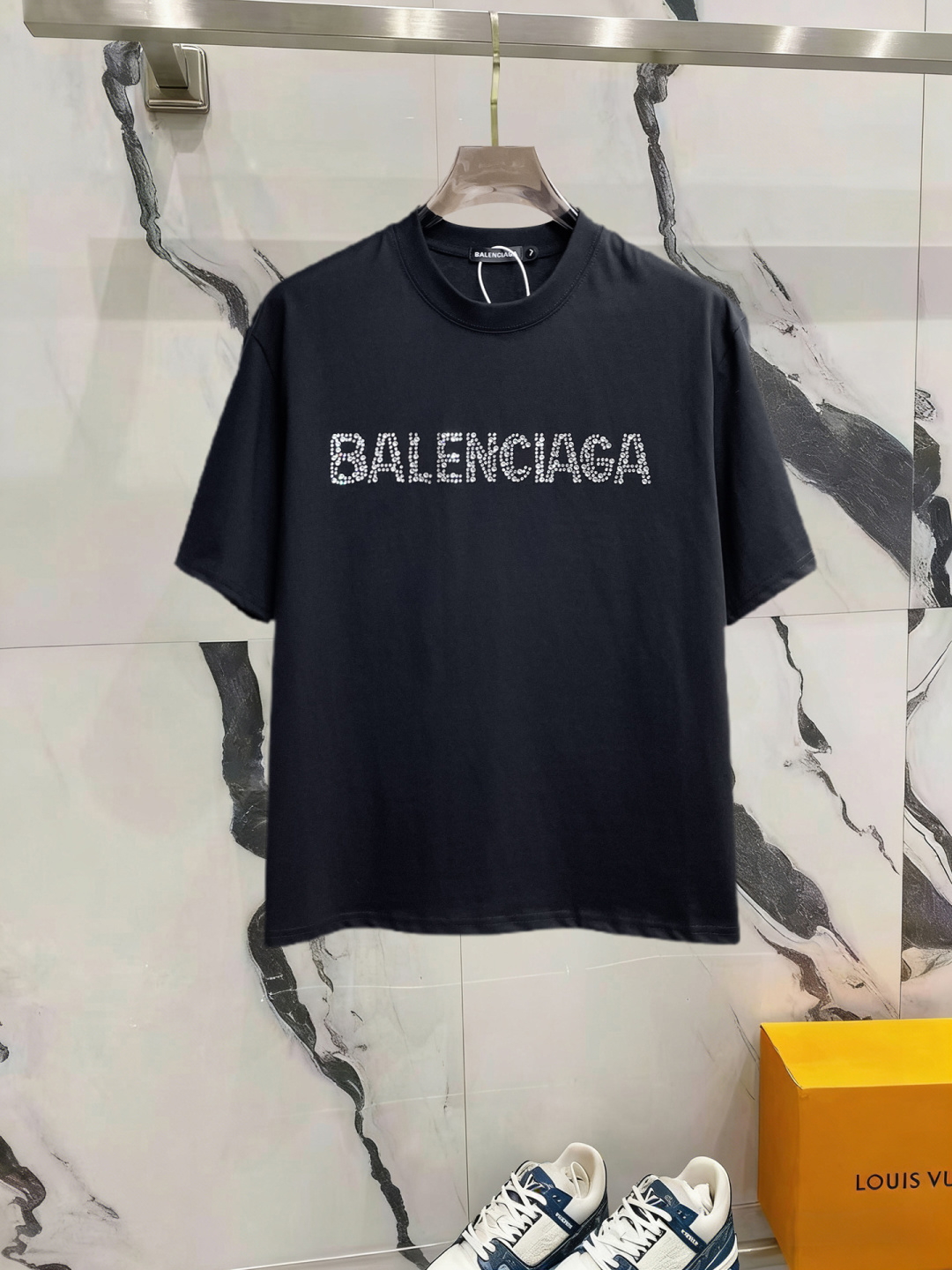 NO:841633,Balenciaga has all three standards. The latest 2026 summer short-sleeves are available at the counter. The original order is very good. Fashionable original imported technical fabrics. The upper body is comfortable and breathable. The original customized hardware accessories. The upper body is handsome and stylish. The three standards are complete. Recommended model. The grade is very high. The purchasing code number is L-4XL. The maximum wearing capacity is 195 catties., balenciaga, T-shirt,19860909巴黎世家三标齐全. 2026夏季新款最新品短袖,专柜同步有售,原单狠货,时尚进口原版科技面料,上身舒适透气,原版定制五金辅料,上身帅气有型,三标齐全,推荐款,档次极高,代购级码数L-4XL,最大穿195斤,,balenciaga,T-shirt,,Men's clothing
