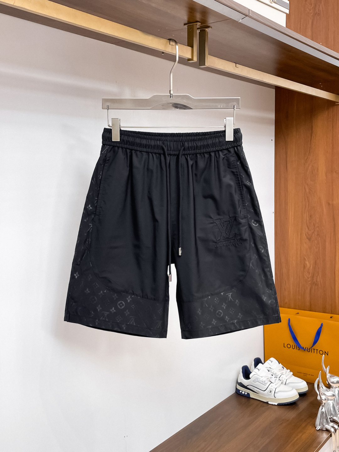 NO:841673,LV three-standard complete 2026 summer new men's casual shorts, advanced custom-made breathable fabrics, extremely breathable, elastic and comfortable, impeccable details, top-grade accessories, original logo design concept, delicate and soft feel!  The upper body fit is awesome!  Sizes M-XXXL, please state your height and weight when ordering,,louis vuitton,shorts,19860909LV 三标齐全 2026夏季新款男士休闲短裤,高级定制面料透气面料 透气弹力舒适度极高,细节无可挑剔,顶级辅料配备,原版logo设计理念,手感细腻柔软！上身版型超赞！尺码M-XXXL下单报身高体重,,louis vuitton,shorts,,Men's clothing