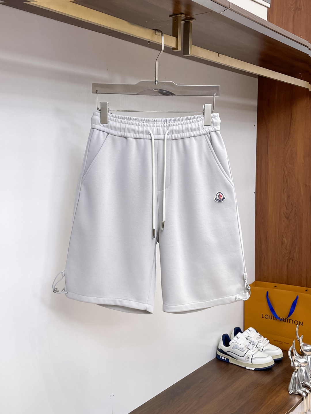 NO:841669,Mouth-mounted, complete with three standards, 2026 new summer men's casual shorts, advanced custom-made breathable fabrics, extremely breathable, elastic and comfortable, with impeccable details, top-grade accessories, original logo design concept, delicate and soft feel!  The upper body fit is awesome!  Sizes M-XXXL, please state your height and weight when ordering,,Moncler,shorts,19860909蒙口 三标齐全 2026夏季新款男士休闲短裤,高级定制面料透气面料 透气弹力舒适度极高,细节无可挑剔,顶级辅料配备,原版logo设计理念,手感细腻柔软！上身版型超赞！尺码M-XXXL下单报身高体重,,Moncler,shorts,,Men's clothing