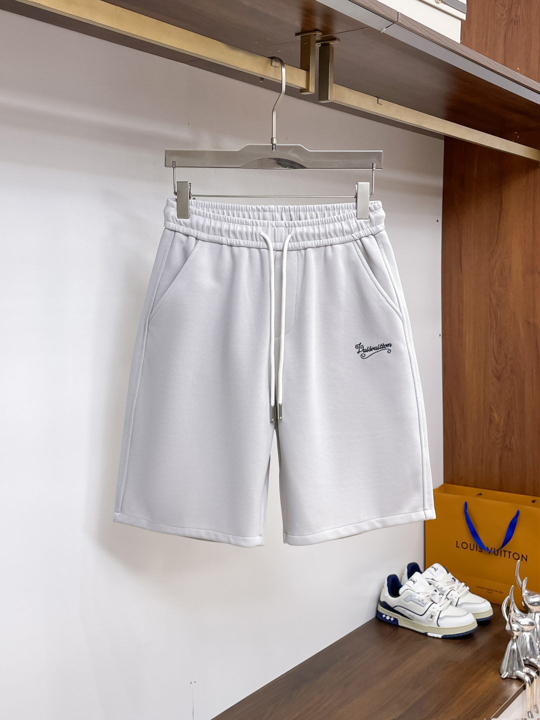 NO:841665,LV three-standard complete 2026 summer new men's casual shorts, advanced custom-made breathable fabrics, extremely breathable, elastic and comfortable, impeccable details, top-grade accessories, original logo design concept, delicate and soft feel!  The upper body fit is awesome!  Sizes M-XXXL, please state your height and weight when ordering,,louis vuitton,shorts,19860909LV 三标齐全 2026夏季新款男士休闲短裤,高级定制面料透气面料 透气弹力舒适度极高,细节无可挑剔,顶级辅料配备,原版logo设计理念,手感细腻柔软！上身版型超赞！尺码M-XXXL下单报身高体重,,louis vuitton,shorts,,Men's clothing