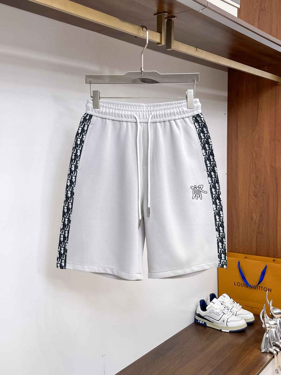 NO:841661,Dior's 2026 new summer men's casual shorts with three complete standards, advanced custom-made breathable fabrics, extremely breathable, elastic and comfortable, impeccable details, top-grade accessories, original logo design concept, delicate and soft feel!  The upper body fit is awesome!  For sizes M-XXXL, please state your height and weight when ordering, dior, shorts,19860909迪奥 三标齐全 2026夏季新款男士休闲短裤,高级定制面料透气面料 透气弹力舒适度极高,细节无可挑剔,顶级辅料配备,原版logo设计理念,手感细腻柔软！上身版型超赞！尺码M-XXXL下单报身高体重,,dior,shorts,,Men's clothing