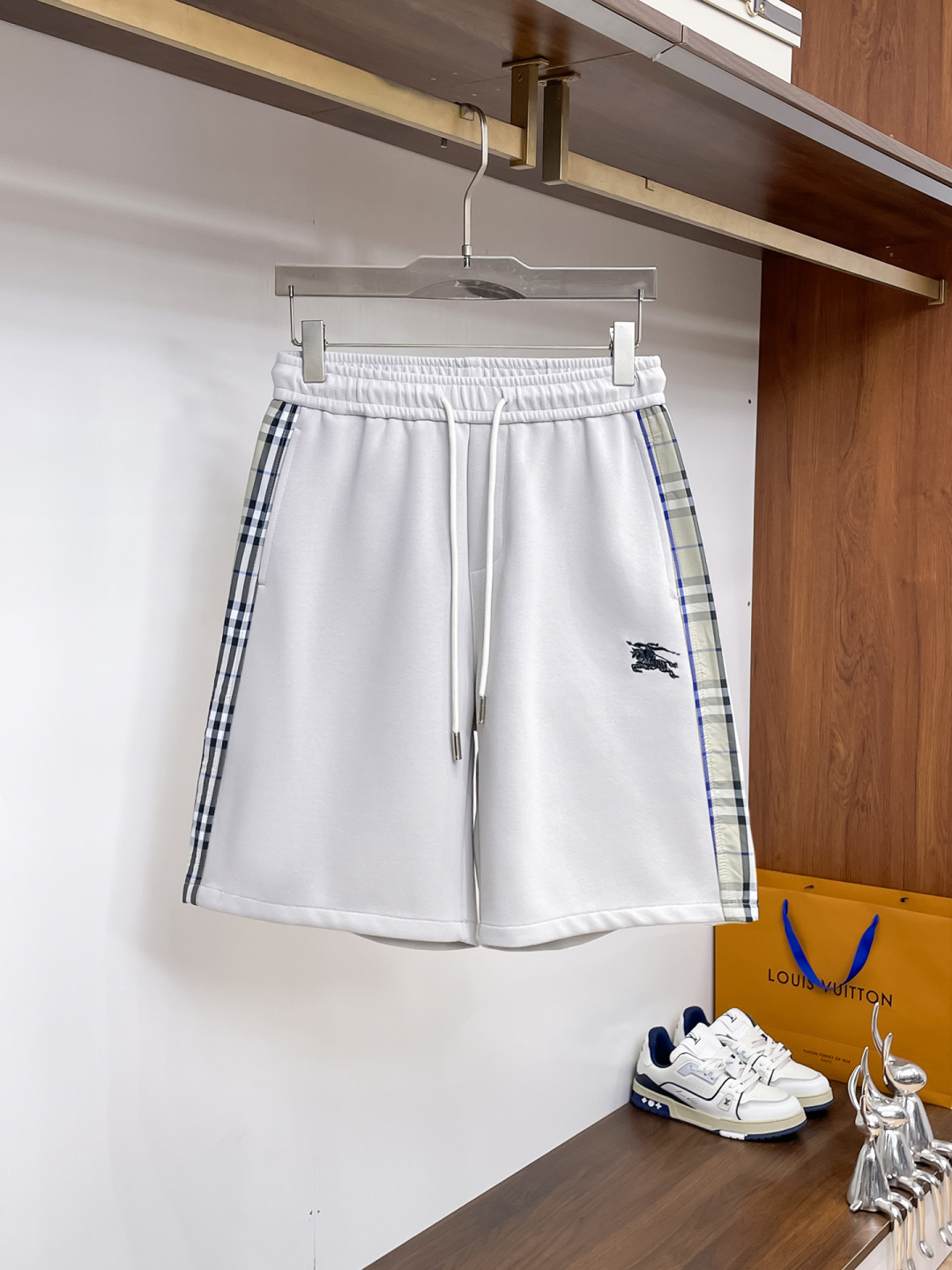 NO:841657,Burberry's three-standard complete 2026 new summer men's casual shorts, advanced custom-made breathable fabrics, extremely breathable, elastic and comfortable, impeccable details, top-grade accessories, original logo design concept, delicate and soft feel!  The upper body fit is awesome!  Sizes M-XXXL, please state your height and weight when ordering, burberry, shorts,19860909巴宝莉 三标齐全 2026夏季新款男士休闲短裤,高级定制面料透气面料 透气弹力舒适度极高,细节无可挑剔,顶级辅料配备,原版logo设计理念,手感细腻柔软！上身版型超赞！尺码M-XXXL下单报身高体重,,burberry,shorts,,Men's clothing