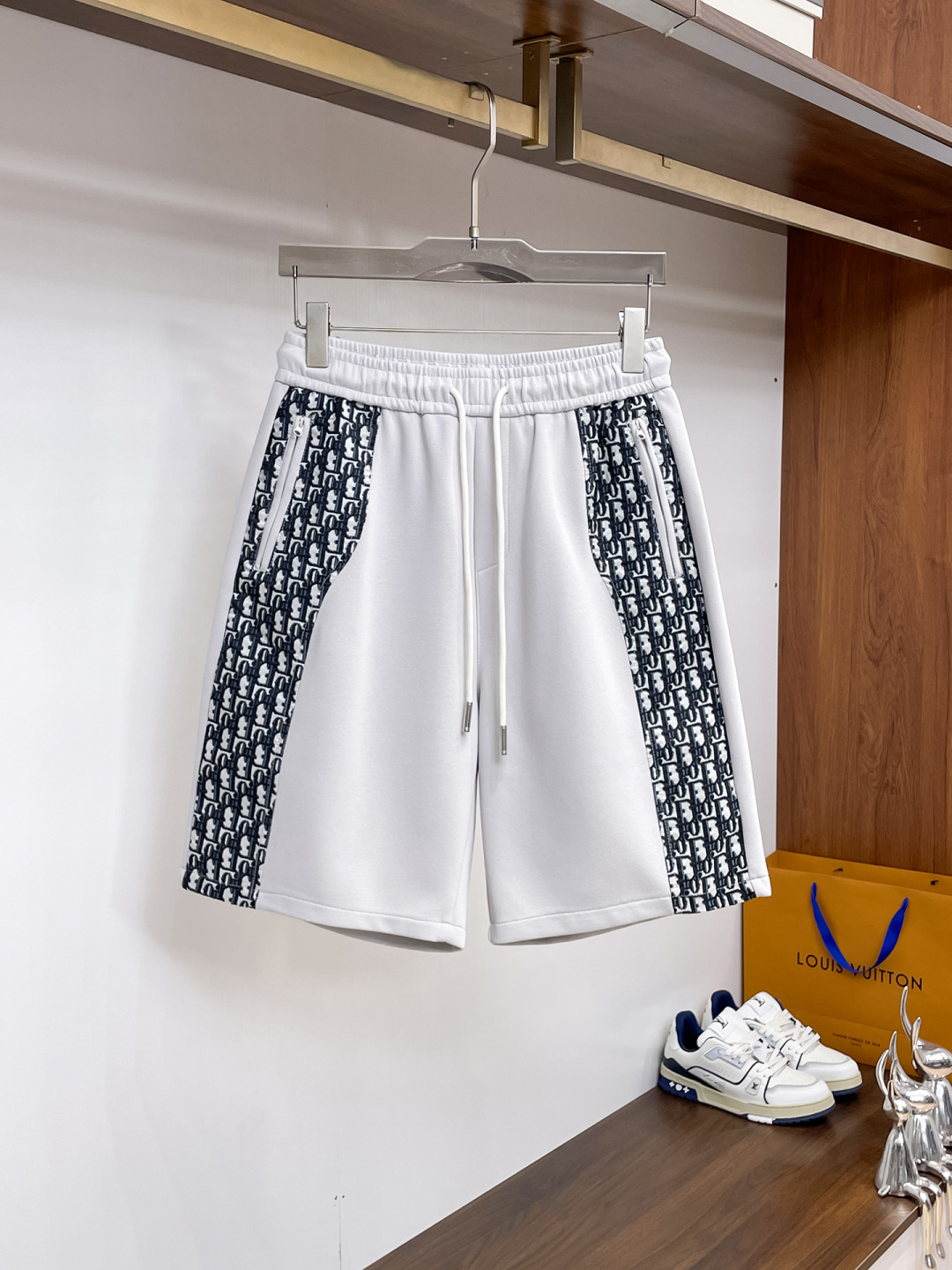 NO:841653,Dior's 2026 new summer men's casual shorts with three complete standards, advanced custom-made breathable fabrics, extremely breathable, elastic and comfortable, impeccable details, top-grade accessories, original logo design concept, delicate and soft feel!  The upper body fit is awesome!  For sizes M-XXXL, please state your height and weight when ordering, dior, shorts,19860909迪奥 三标齐全 2026夏季新款男士休闲短裤,高级定制面料透气面料 透气弹力舒适度极高,细节无可挑剔,顶级辅料配备,原版logo设计理念,手感细腻柔软！上身版型超赞！尺码M-XXXL下单报身高体重,,dior,shorts,,Men's clothing