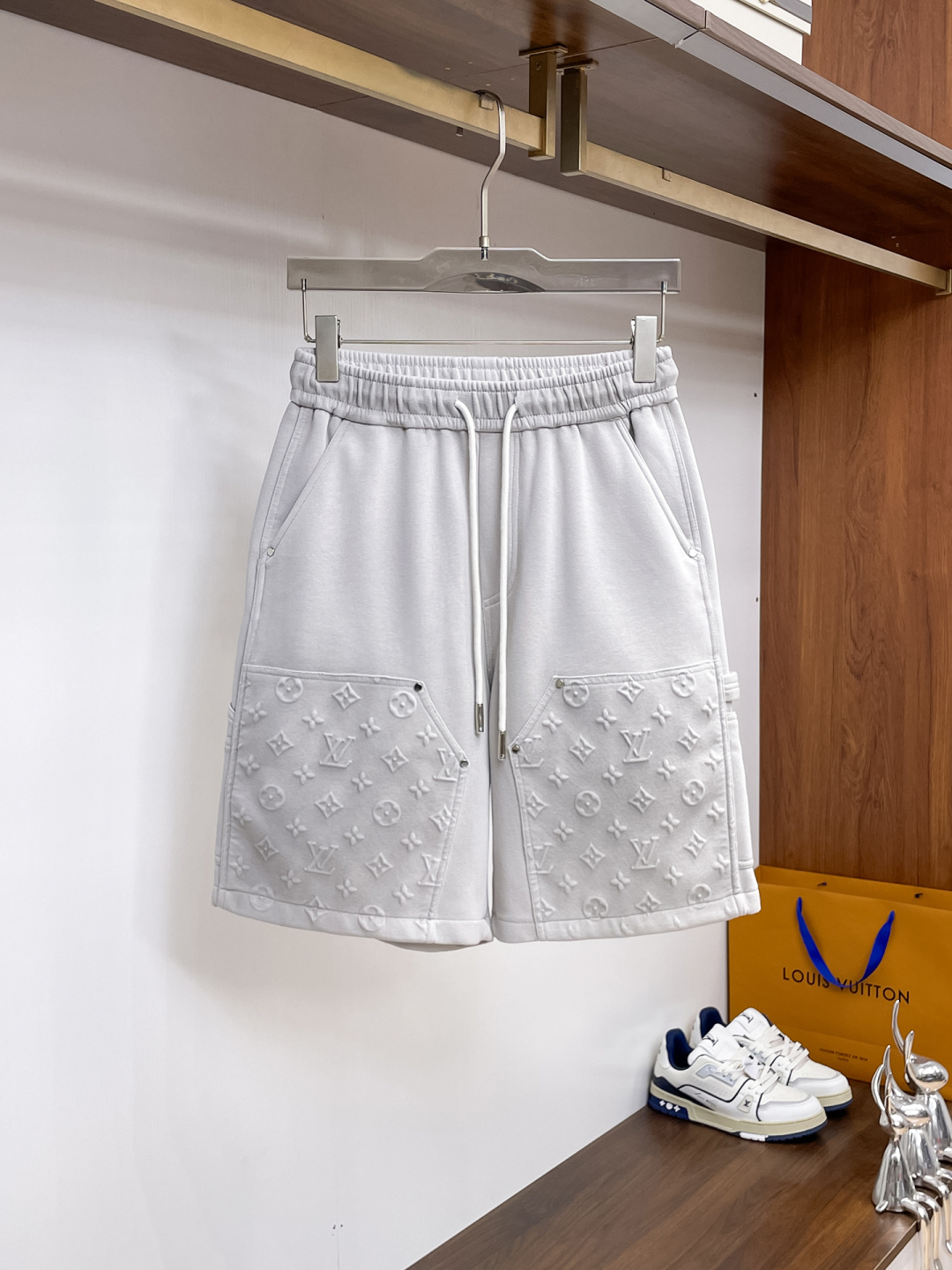 NO:841649,LV three-standard complete 2026 summer new men's casual shorts, advanced custom-made breathable fabrics, extremely breathable, elastic and comfortable, impeccable details, top-grade accessories, original logo design concept, delicate and soft feel!  The upper body fit is awesome!  Sizes M-XXXL, please state your height and weight when ordering,,louis vuitton,shorts,19860909LV 三标齐全 2026夏季新款男士休闲短裤,高级定制面料透气面料 透气弹力舒适度极高,细节无可挑剔,顶级辅料配备,原版logo设计理念,手感细腻柔软！上身版型超赞！尺码M-XXXL下单报身高体重,,louis vuitton,shorts,,Men's clothing