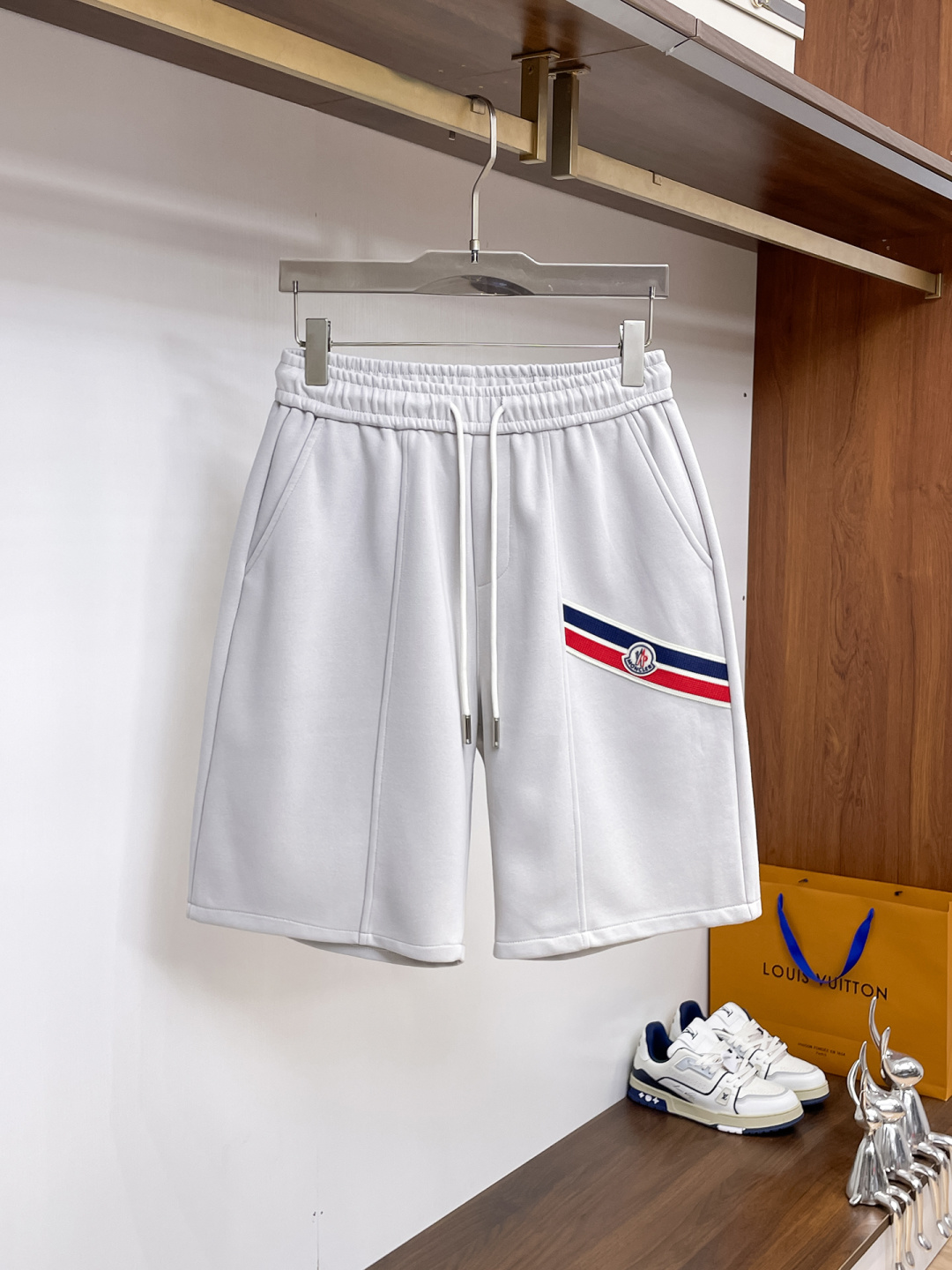 NO:841639,Mouth-mounted, complete with three standards, 2026 new summer men's casual shorts, advanced custom-made breathable fabrics, extremely breathable, elastic and comfortable, with impeccable details, top-grade accessories, original logo design concept, delicate and soft feel!  The upper body fit is awesome!  Sizes M-XXXL, please state your height and weight when ordering,,Moncler,shorts,19860909蒙口 三标齐全 2026夏季新款男士休闲短裤,高级定制面料透气面料 透气弹力舒适度极高,细节无可挑剔,顶级辅料配备,原版logo设计理念,手感细腻柔软！上身版型超赞！尺码M-XXXL下单报身高体重,,Moncler,shorts,,Men's clothing