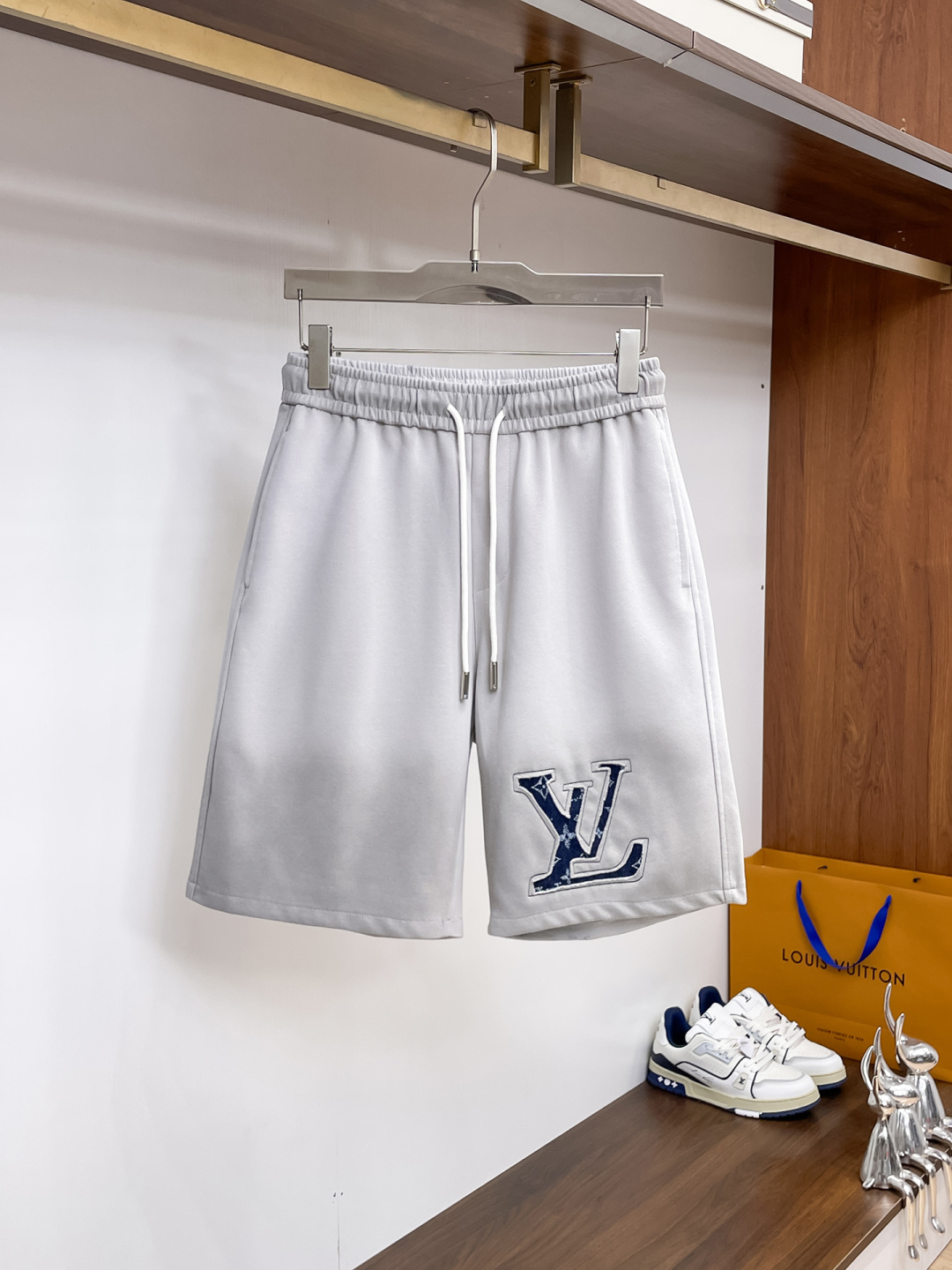 NO:841634,LV three-standard complete 2026 summer new men's casual shorts, advanced custom-made breathable fabrics, extremely breathable, elastic and comfortable, impeccable details, top-grade accessories, original logo design concept, delicate and soft feel!  The upper body fit is awesome!  Sizes M-XXXL, please state your height and weight when ordering,,louis vuitton,shorts,19860909LV 三标齐全 2026夏季新款男士休闲短裤,高级定制面料透气面料 透气弹力舒适度极高,细节无可挑剔,顶级辅料配备,原版logo设计理念,手感细腻柔软！上身版型超赞！尺码M-XXXL下单报身高体重,,louis vuitton,shorts,,Men's clothing