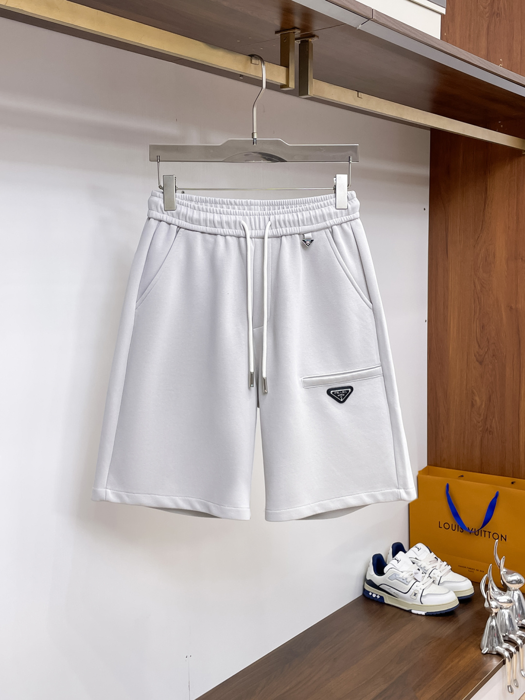 NO:841628,Prada's three-standard complete 2026 new summer men's casual shorts, advanced custom-made breathable fabrics, extremely breathable, elastic and comfortable, impeccable details, top-grade accessories, original logo design concept, delicate and soft feel!  The upper body fit is awesome!  Sizes M-XXXL, please state your height and weight when ordering, prada, shorts,19860909普拉达 三标齐全 2026夏季新款男士休闲短裤,高级定制面料透气面料 透气弹力舒适度极高,细节无可挑剔,顶级辅料配备,原版logo设计理念,手感细腻柔软！上身版型超赞！尺码M-XXXL下单报身高体重,,prada,shorts,,Men's clothing