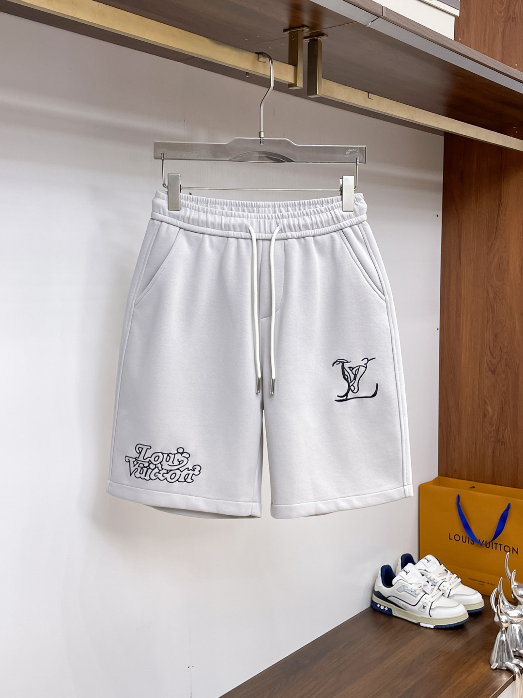 NO:841623,LV three-standard complete 2026 summer new men's casual shorts, advanced custom-made breathable fabrics, extremely breathable, elastic and comfortable, impeccable details, top-grade accessories, original logo design concept, delicate and soft feel!  The upper body fit is awesome!  Sizes M-XXXL, please state your height and weight when ordering,,louis vuitton,shorts,19860909LV 三标齐全 2026夏季新款男士休闲短裤,高级定制面料透气面料 透气弹力舒适度极高,细节无可挑剔,顶级辅料配备,原版logo设计理念,手感细腻柔软！上身版型超赞！尺码M-XXXL下单报身高体重,,louis vuitton,shorts,,Men's clothing