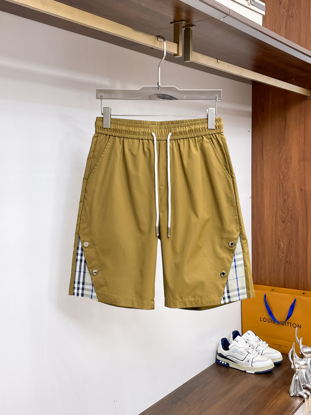 NO:841616,Burberry's three-standard complete 2026 new summer men's casual shorts, advanced custom-made breathable fabrics, extremely breathable, elastic and comfortable, impeccable details, top-grade accessories, original logo design concept, delicate and soft feel!  The upper body fit is awesome!  Sizes M-XXXL, please state your height and weight when ordering, burberry, shorts,19860909巴宝莉 三标齐全 2026夏季新款男士休闲短裤,高级定制面料透气面料 透气弹力舒适度极高,细节无可挑剔,顶级辅料配备,原版logo设计理念,手感细腻柔软！上身版型超赞！尺码M-XXXL下单报身高体重,,burberry,shorts,,Men's clothing