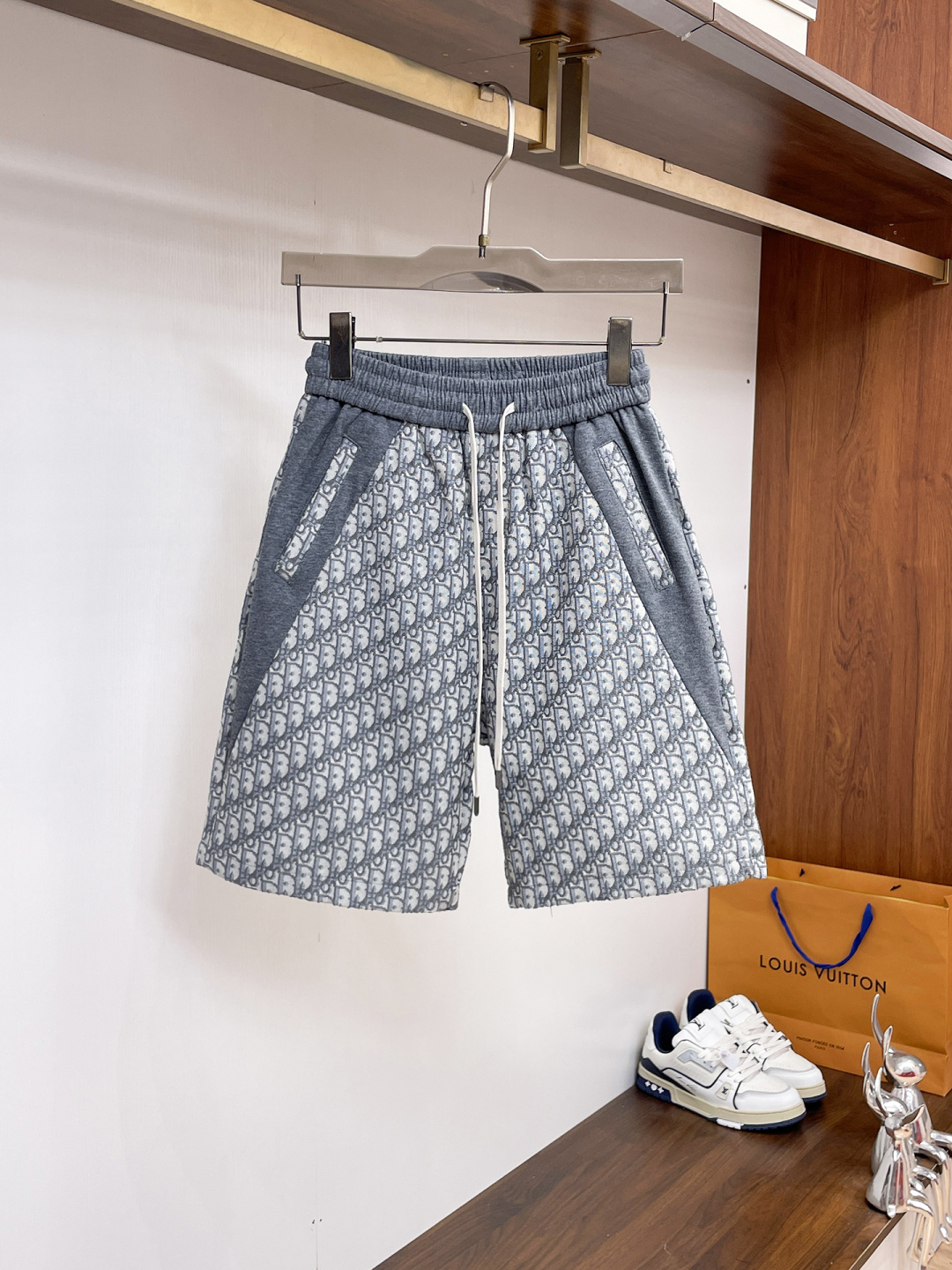 NO:841689,Dior has all three labels. The latest 2026 summer shorts, available at counters, original order, fashionable original imported technical fabrics, comfortable and breathable upper body, original customized hardware accessories, handsome and stylish upper body, complete with three labels, recommended style, very high grade, purchasing code number L-4XL, maximum wearing capacity is 195 catties,, dior, shorts,19860909迪奥三标齐全. 2026夏季新款最新品短裤,专柜同步有售,原单狠货,时尚进口原版科技面料,上身舒适透气,原版定制五金辅料,上身帅气有型,三标齐全,推荐款,档次极高,代购级码数L-4XL,最大穿195斤,,dior,shorts,,Men's clothing