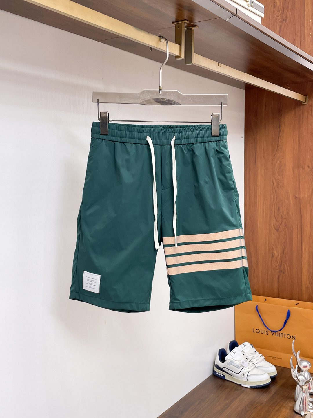 NO:841684,TB three standards are complete. The latest 2026 summer shorts are available at the counter at the same time. Original goods, fashionable imported original technical fabrics, upper body comfortable and breathable, original customized hardware accessories, handsome and stylish upper body, three standards complete, recommended style, very high grade, purchasing code number L-4XL, maximum wear 195 pounds,,shorts,19860909TB三标齐全. 2026夏季新款最新品短裤,专柜同步有售,原单狠货,时尚进口原版科技面料,上身舒适透气,原版定制五金辅料,上身帅气有型,三标齐全,推荐款,档次极高,代购级码数L-4XL,最大穿195斤,,shorts,,Men's clothing