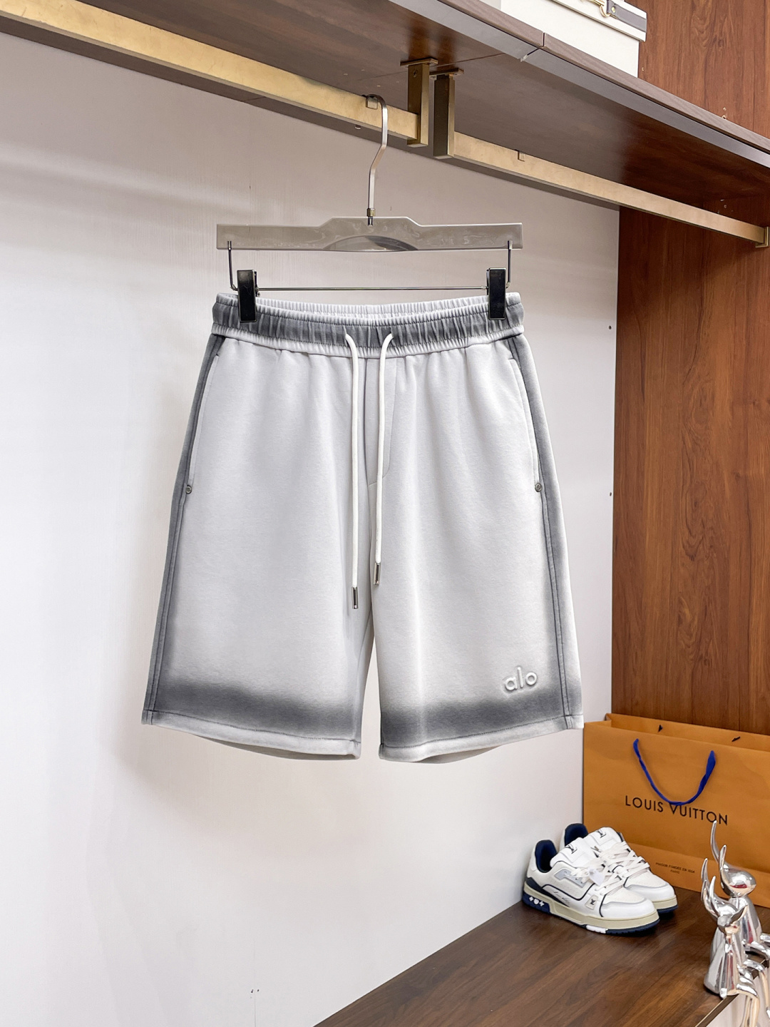 NO:841715,alo three-standard complete. 2026 summer new and latest shorts, available at counters simultaneously, original order, fashionable imported original technical fabrics, upper body comfortable and breathable, original customized hardware accessories, handsome and stylish upper body, three-standard complete, recommended style, extremely high grade, purchasing code number L-4XL, maximum wear 195 pounds,,shorts,19860909alo三标齐全. 2026夏季新款最新品短裤,专柜同步有售,原单狠货,时尚进口原版科技面料,上身舒适透气,原版定制五金辅料,上身帅气有型,三标齐全,推荐款,档次极高,代购级码数L-4XL,最大穿195斤,,shorts,,Men's clothing