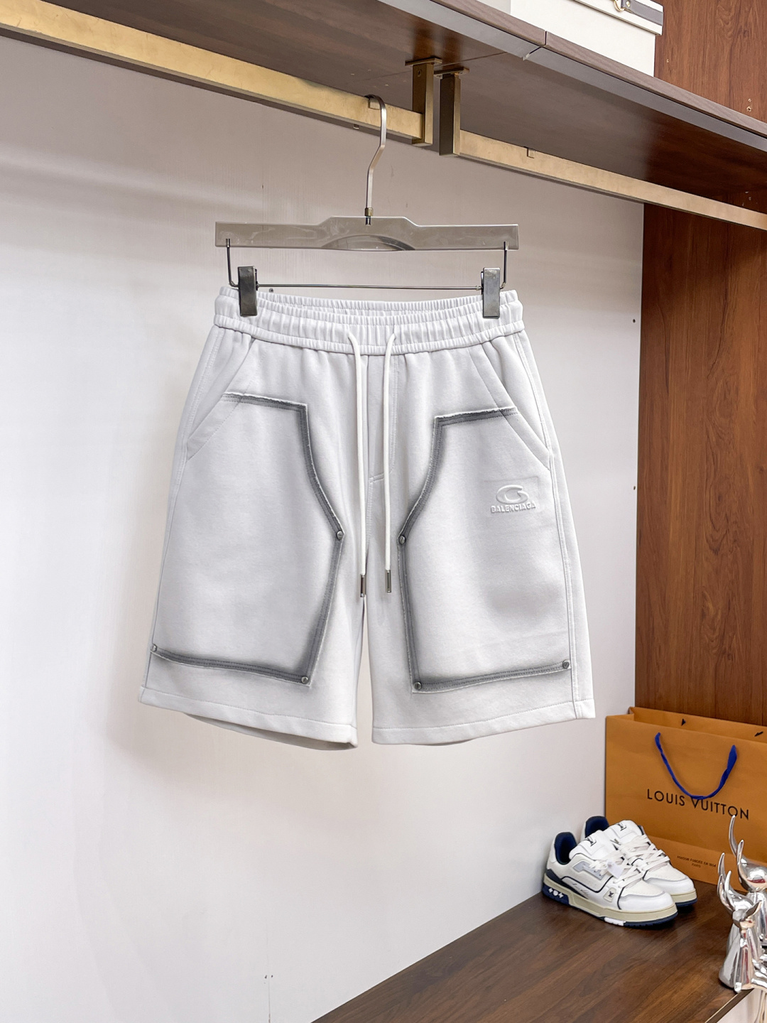 NO:841712,Balenciaga has all three standards. The latest 2026 summer shorts are available at the counter. The original order is very good. Fashionable imported original technical fabrics. The upper body is comfortable and breathable. The original customized hardware accessories. The upper body is handsome and stylish. All three standards are complete. Recommended model. The grade is very high. The purchasing code number is L-4XL. The maximum wearing capacity is 195 catties., balenciaga, shorts,19860909巴黎世家三标齐全. 2026夏季新款最新品短裤,专柜同步有售,原单狠货,时尚进口原版科技面料,上身舒适透气,原版定制五金辅料,上身帅气有型,三标齐全,推荐款,档次极高,代购级码数L-4XL,最大穿195斤,,balenciaga,shorts,,Men's clothing