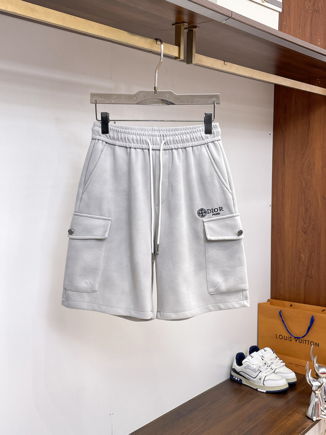 NO:841708,Dior has all three labels. The latest 2026 summer shorts, available at counters, original order, fashionable original imported technical fabrics, comfortable and breathable upper body, original customized hardware accessories, handsome and stylish upper body, complete with three labels, recommended style, very high grade, purchasing code number L-4XL, maximum wearing capacity is 195 catties,, dior, shorts,19860909迪奥三标齐全. 2026夏季新款最新品短裤,专柜同步有售,原单狠货,时尚进口原版科技面料,上身舒适透气,原版定制五金辅料,上身帅气有型,三标齐全,推荐款,档次极高,代购级码数L-4XL,最大穿195斤,,dior,shorts,,Men's clothing