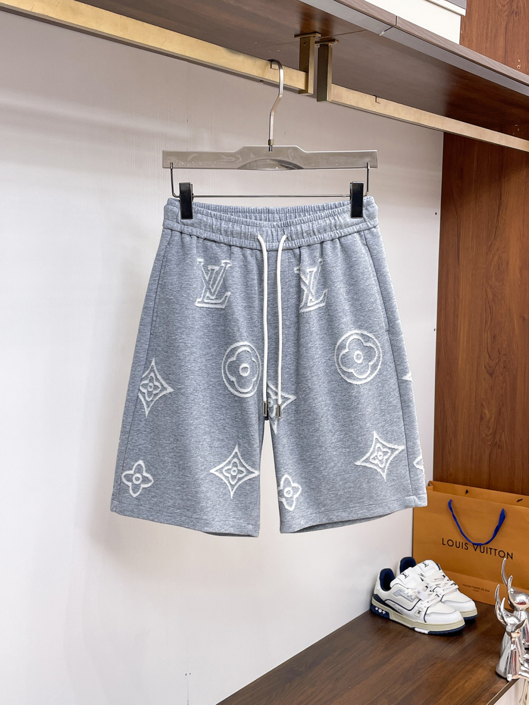 NO:841703,LV three labels are complete. The latest 2026 summer shorts are available at the counter at the same time. Original goods, fashionable original imported technical fabrics, comfortable and breathable upper body, original customized hardware accessories, handsome and stylish upper body, complete three labels, recommended style, extremely high grade, purchasing code number L-4XL, maximum wearing capacity is 195 catties, louis vuitton, shorts,19860909LV三标齐全. 2026夏季新款最新品短裤,专柜同步有售,原单狠货,时尚进口原版科技面料,上身舒适透气,原版定制五金辅料,上身帅气有型,三标齐全,推荐款,档次极高,代购级码数L-4XL,最大穿195斤,,louis vuitton,shorts,,Men's clothing