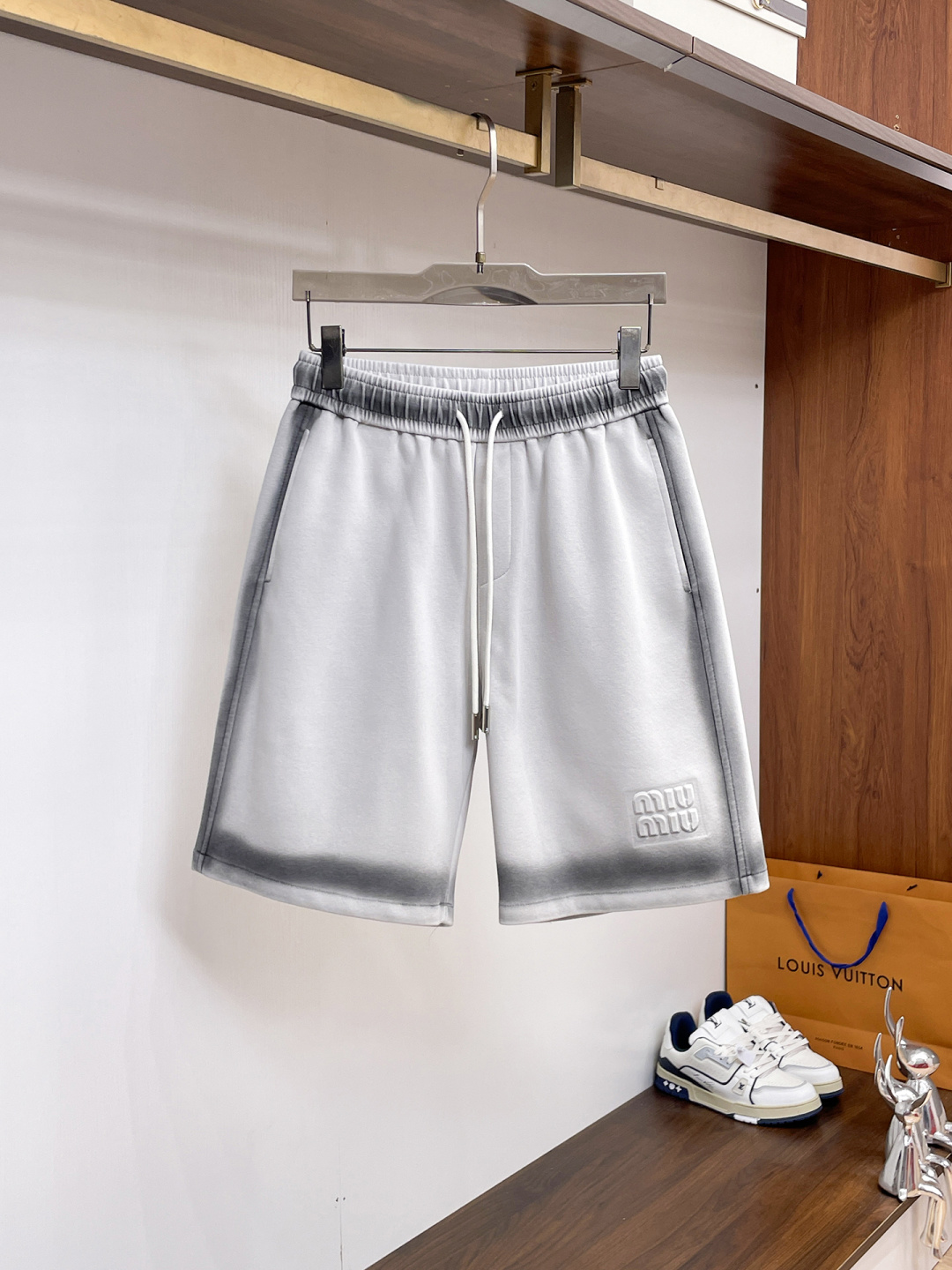 NO:841699,MIU three-standard complete. 2026 summer new latest shorts, available at the counter simultaneously, original order, stylish imported original technical fabrics, upper body comfortable and breathable, original customized hardware accessories, handsome and stylish upper body, complete three-standard, recommended style, extremely high grade, purchasing code number L-4XL, maximum wear 195 pounds,, miumiu, shorts,19860909MIU三标齐全. 2026夏季新款最新品短裤,专柜同步有售,原单狠货,时尚进口原版科技面料,上身舒适透气,原版定制五金辅料,上身帅气有型,三标齐全,推荐款,档次极高,代购级码数L-4XL,最大穿195斤,,miumiu,shorts,,Men's clothing