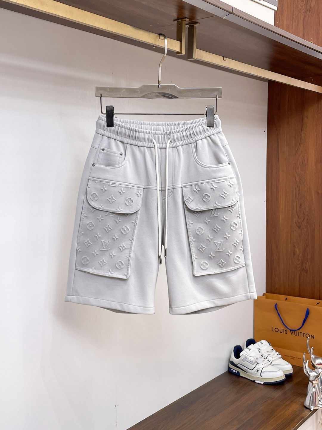 NO:841695,LV three labels are complete. The latest 2026 summer shorts are available at the counter at the same time. Original goods, fashionable original imported technical fabrics, comfortable and breathable upper body, original customized hardware accessories, handsome and stylish upper body, complete three labels, recommended style, extremely high grade, purchasing code number L-4XL, maximum wearing capacity is 195 catties, louis vuitton, shorts,19860909LV三标齐全. 2026夏季新款最新品短裤,专柜同步有售,原单狠货,时尚进口原版科技面料,上身舒适透气,原版定制五金辅料,上身帅气有型,三标齐全,推荐款,档次极高,代购级码数L-4XL,最大穿195斤,,louis vuitton,shorts,,Men's clothing