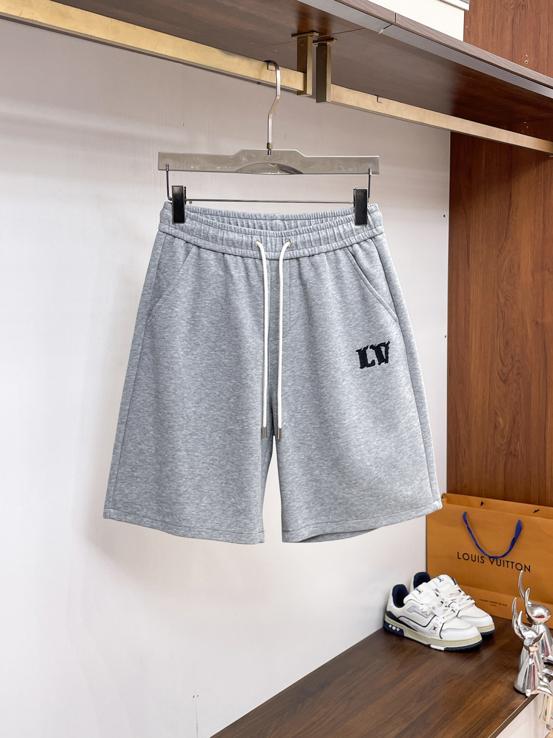 NO:841691,LV three-standard complete 2026 summer new men's casual shorts, advanced custom-made breathable fabrics, extremely breathable, elastic and comfortable, impeccable details, top-grade accessories, original logo design concept, delicate and soft feel!  The upper body fit is awesome!  Sizes M-XXXL, please state your height and weight when ordering,,louis vuitton,shorts,19860909LV 三标齐全 2026夏季新款男士休闲短裤,高级定制面料透气面料 透气弹力舒适度极高,细节无可挑剔,顶级辅料配备,原版logo设计理念,手感细腻柔软！上身版型超赞！尺码M-XXXL下单报身高体重,,louis vuitton,shorts,,Men's clothing